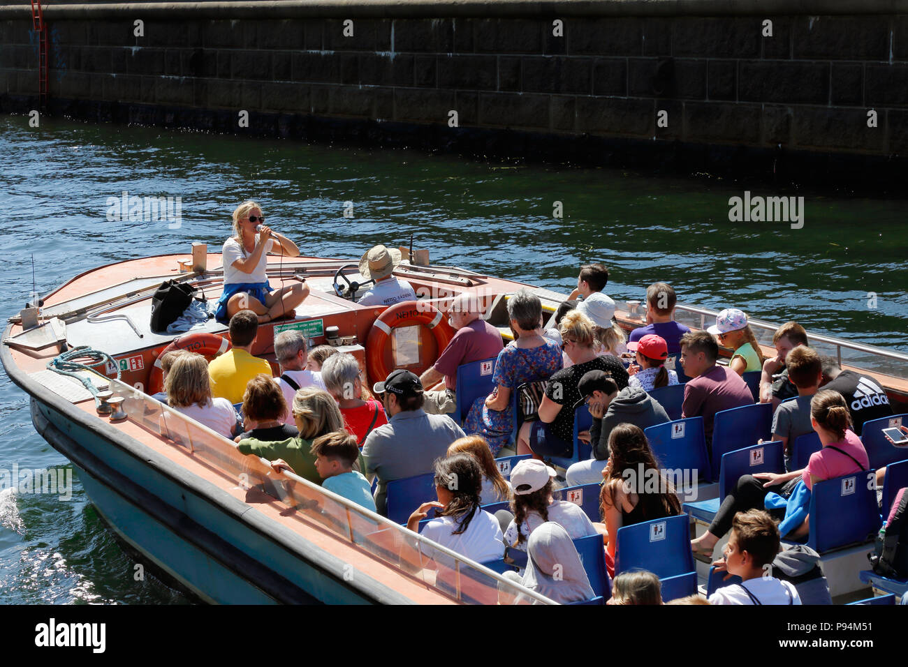 Kopenhagen, Dänemark - Juni 27, 2018: Ein oben offener Kanal tour Boot mit Passagieren auf einer geführten Stadtrundfahrt. Stockfoto