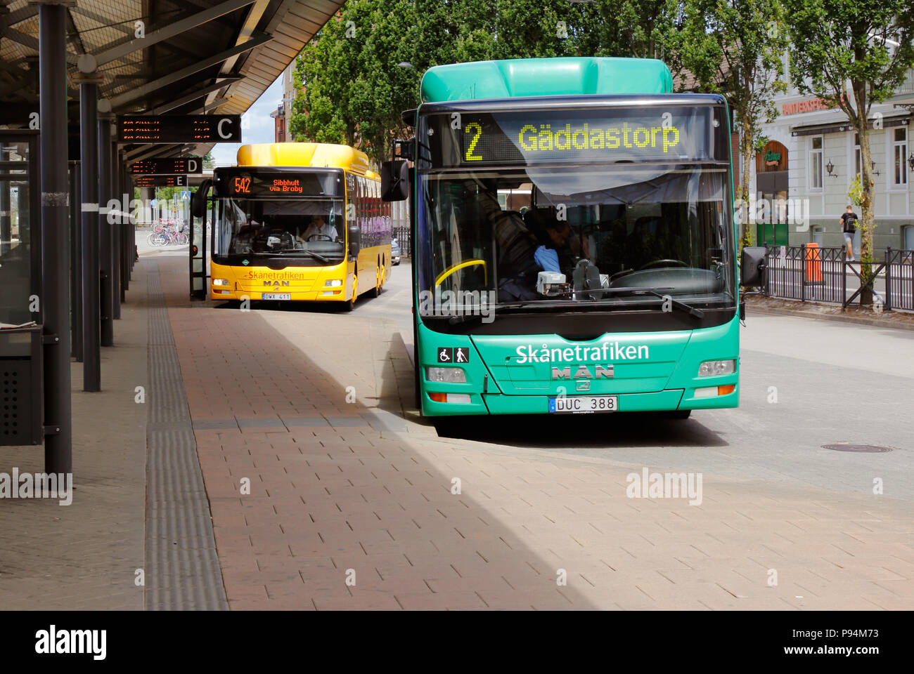 Hassleholm, Schweden - 26. Juni 2018: Busse in Dienstleistungen für die Skanetrafiken öffentliche Verkehrsmittel außerhalb des Bahnhofs. Stockfoto