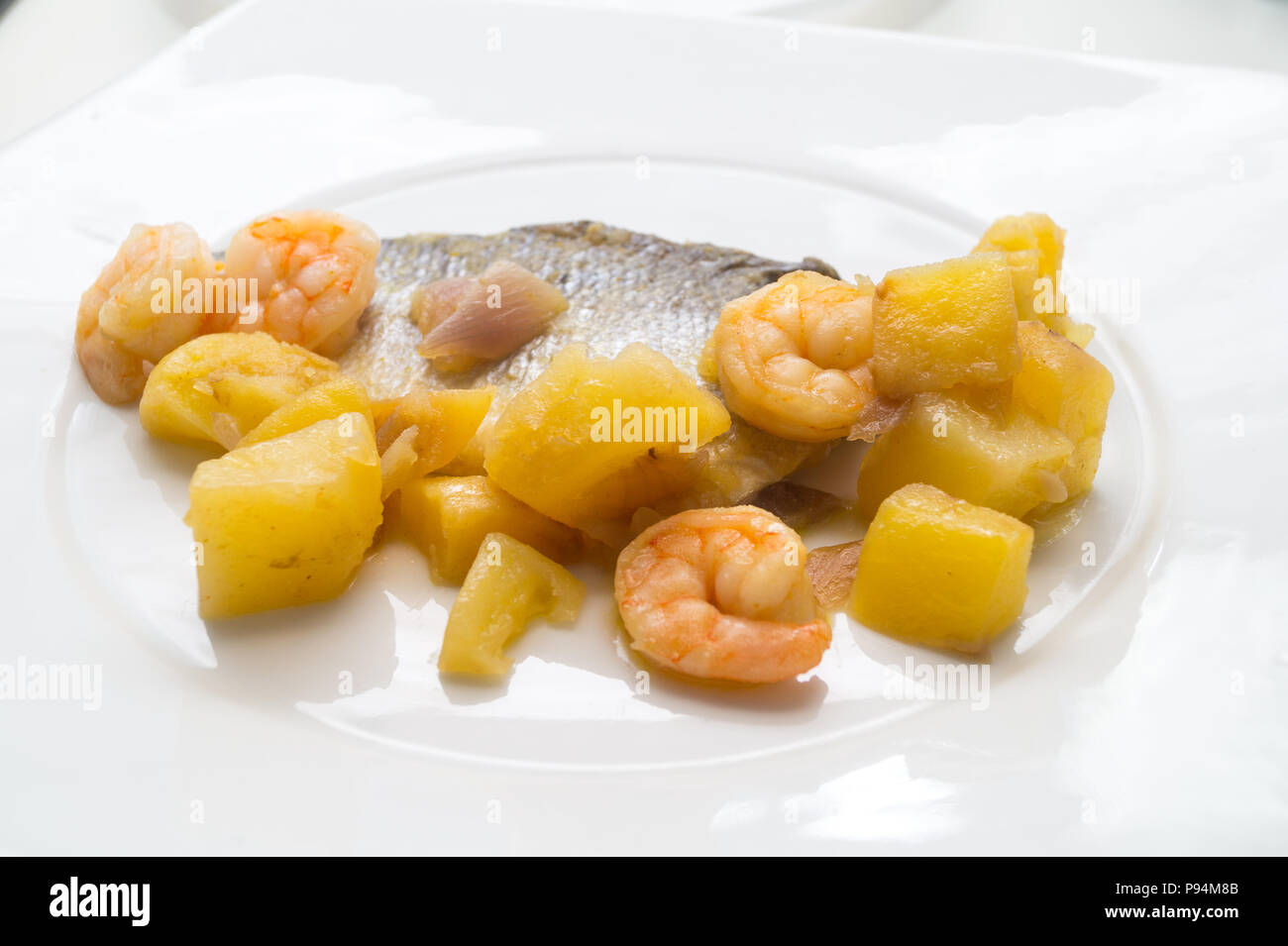 Fischgericht, Garnelen Seebarsch und Kartoffeln Stockfoto