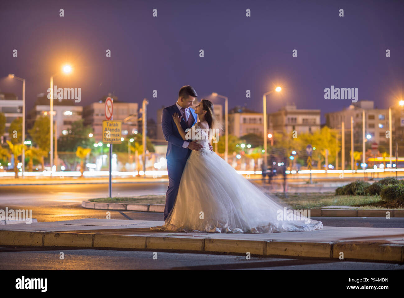 Hochzeit Braut und Bräutigam im Zentrum der Stadt bei Nacht Bräutigam Liebe Ehe Paare heiraten Stockfoto