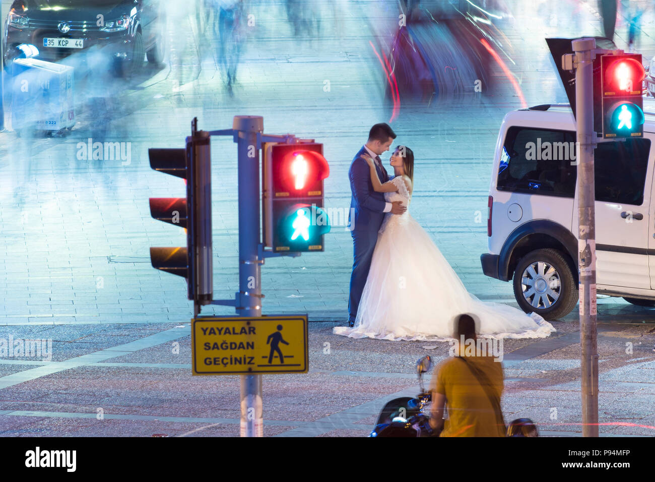 Hochzeit Braut und Bräutigam im Zentrum der Stadt bei Nacht Bräutigam Liebe Ehe Paare heiraten Stockfoto