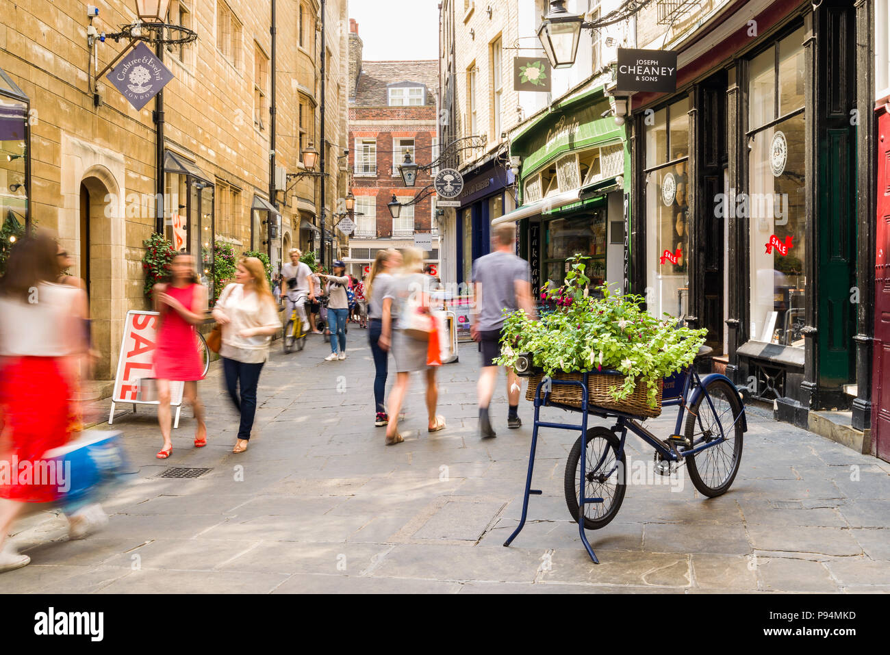 Käufer entlang Rose Crescent Vergangenheit Geschäfte und Restaurants, Cambridge, Großbritannien Stockfoto