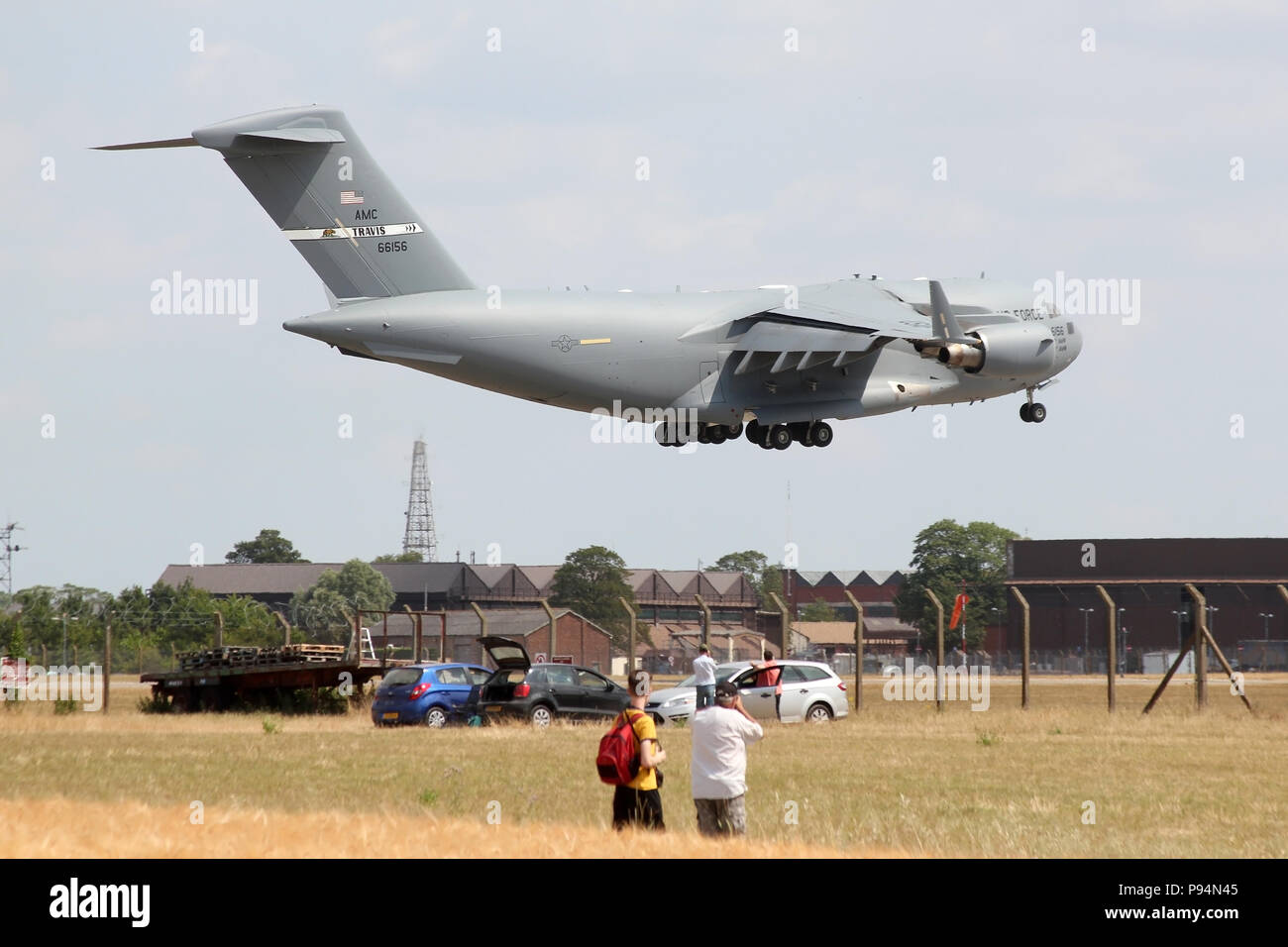 Britische flugzeugfans beobachten, wie einem USAF C-17 Globemaster landet auf RAF Mildenhall eine USMC Hubschrauber während des US-Präsidenten zu besuchen. Stockfoto