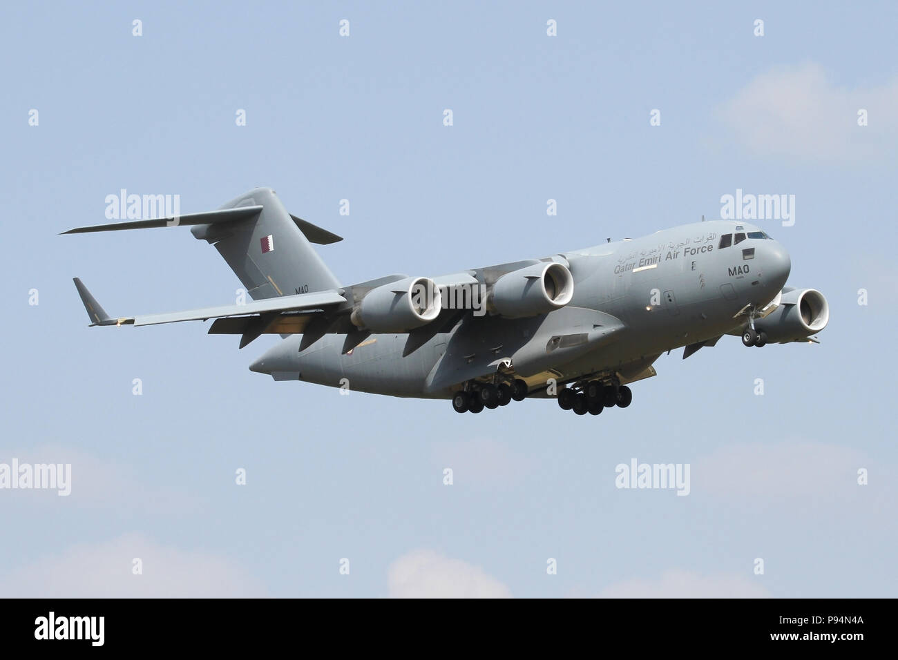 Des Emirs von Qatar Air Force C-17 A Globemaster im Endanflug auf RAF Mildenhall in Suffolk, Großbritannien auf einem extrem seltenen Besuch. Stockfoto