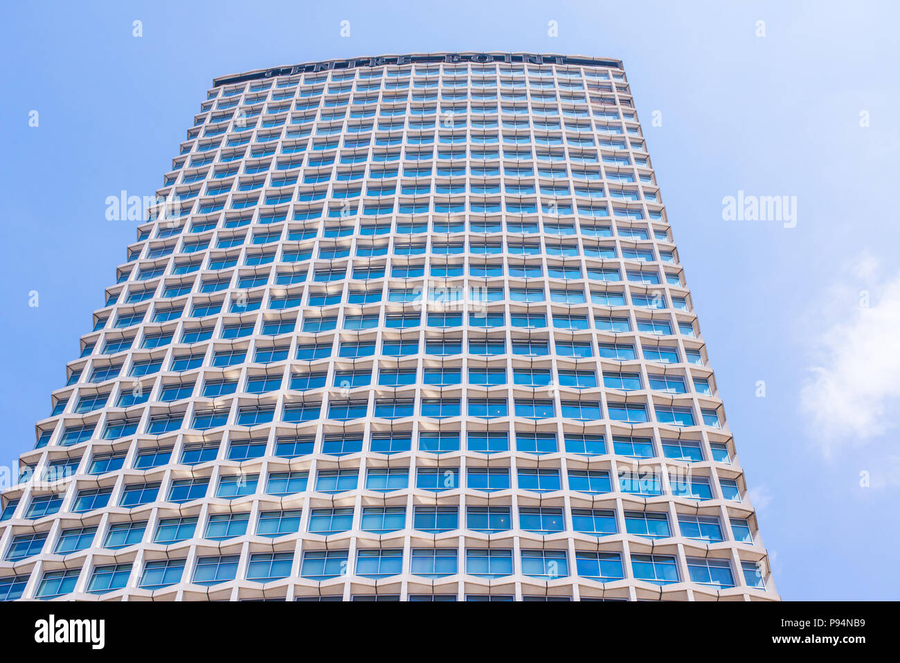 Hochhaus der modernen Wohnungen und Büros mit blauen Himmel im Hintergrund Stockfoto