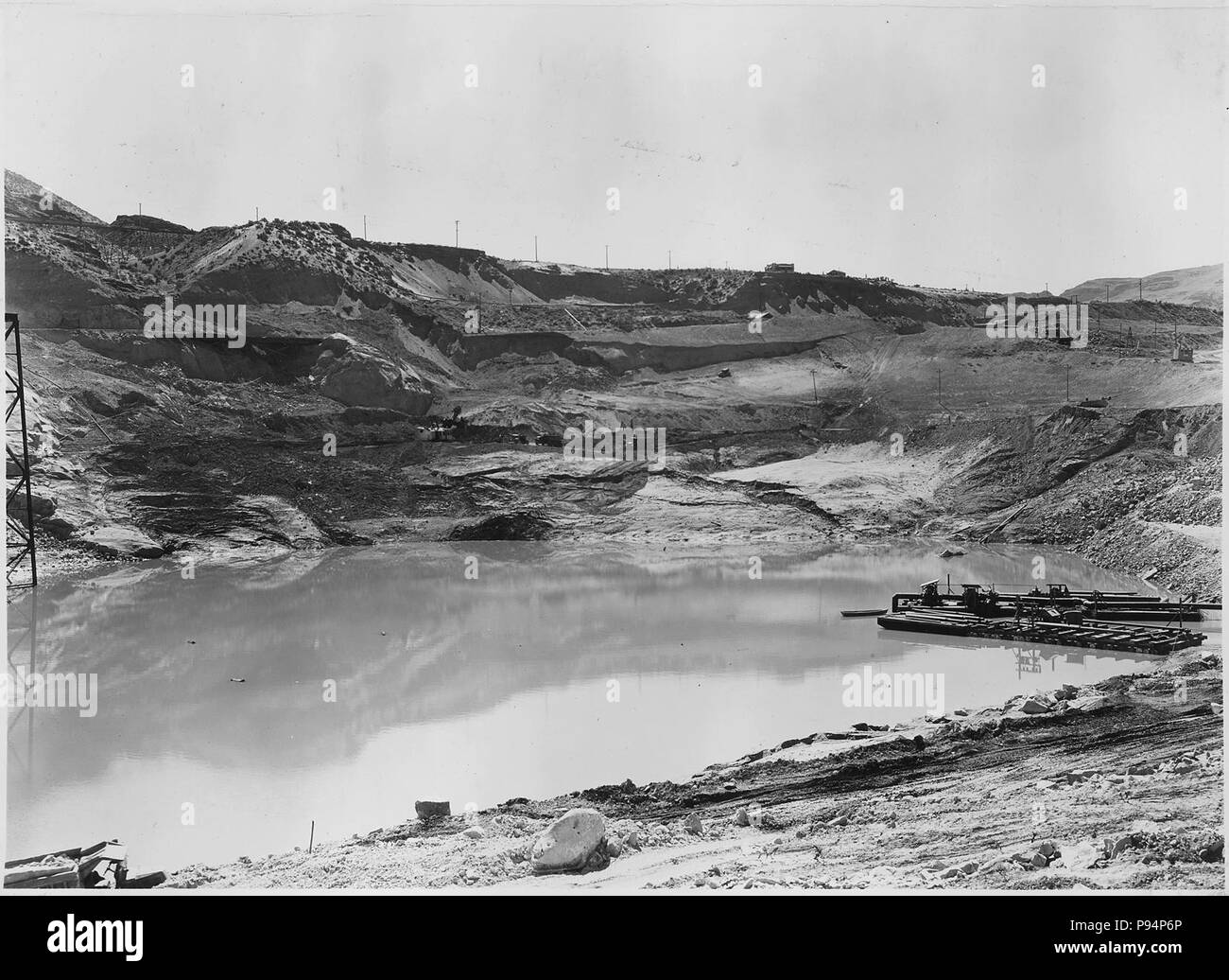 Eine allgemeine Ansicht der Folie auf dem Osten forebay Hang zeigen unwatering Pumpen auf Lastkähnen montiert. Wasser Oberfläche in ... - Stockfoto