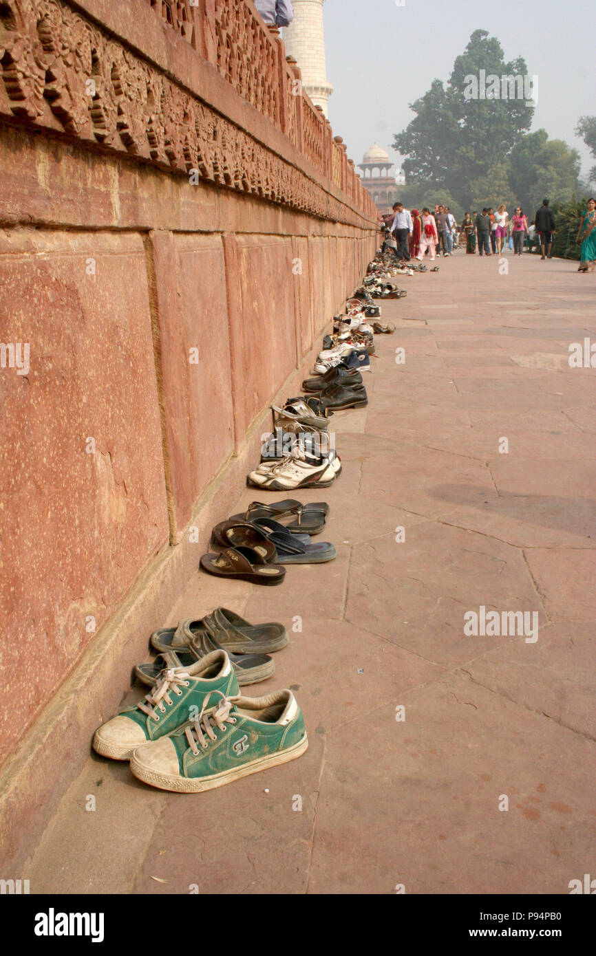 Paar Schuhe gesäumt im Taj Mahal, Agra, Indien Stockfoto