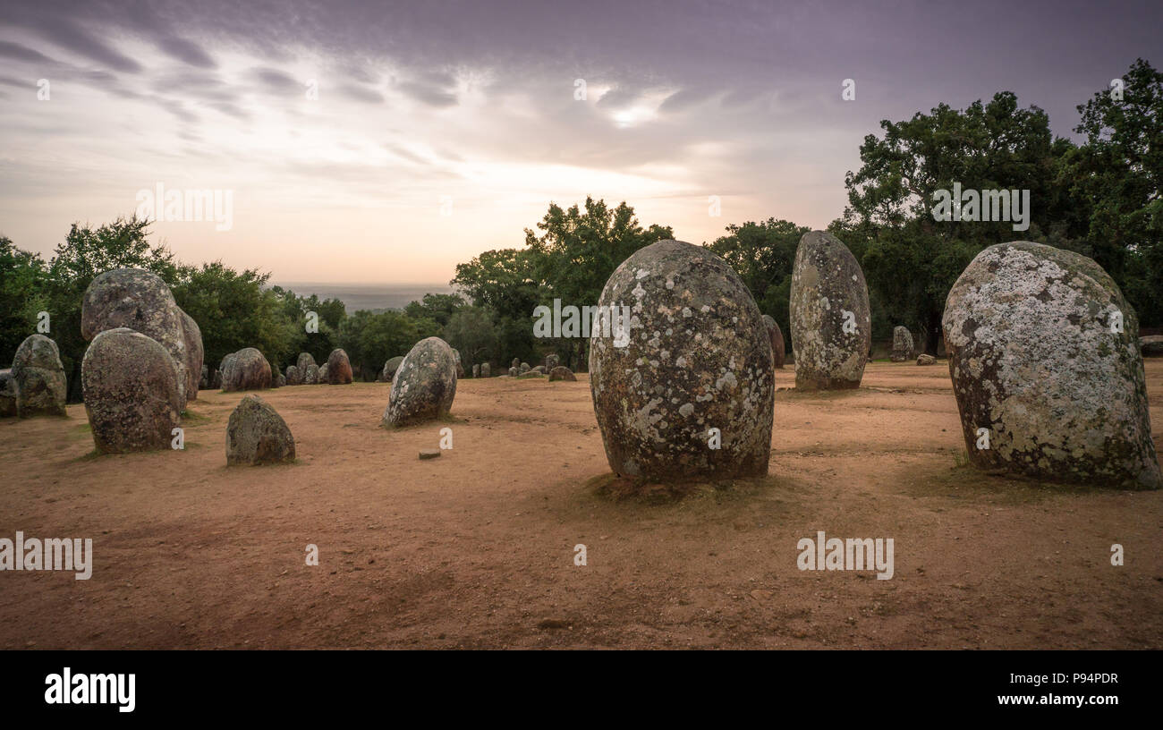 Almendres Cromlech eine megalithische Komplex älter als Stonehenge und mögliche religiöse oder zeremonielle Website. Stockfoto