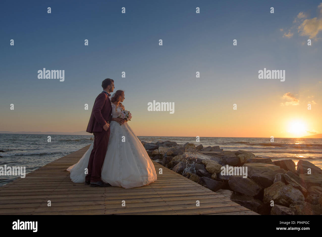Braut und Bräutigam am Strand Hochzeit Paare heiraten Stockfoto