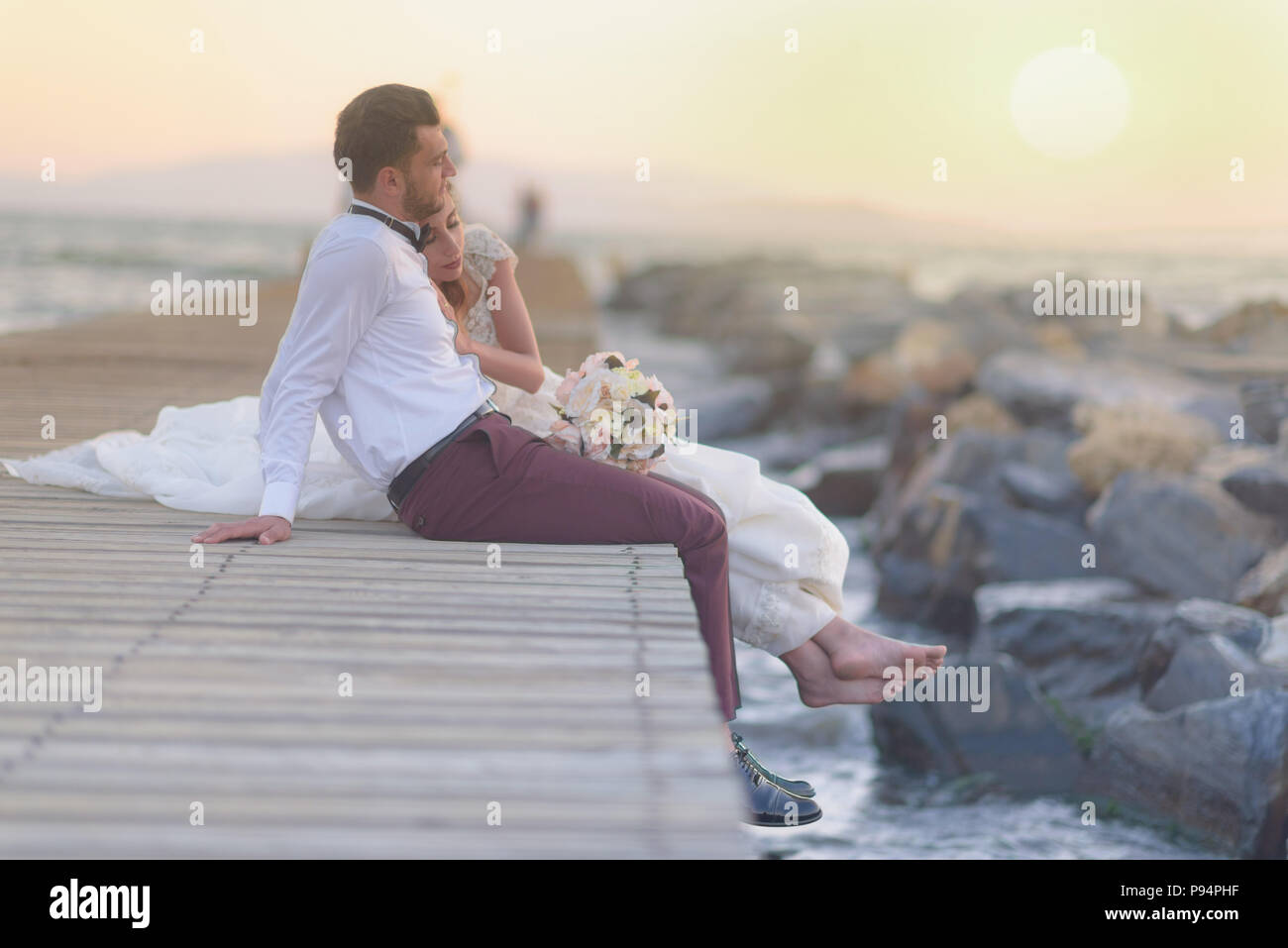 Braut und Bräutigam am Strand Hochzeit Paare heiraten Stockfoto