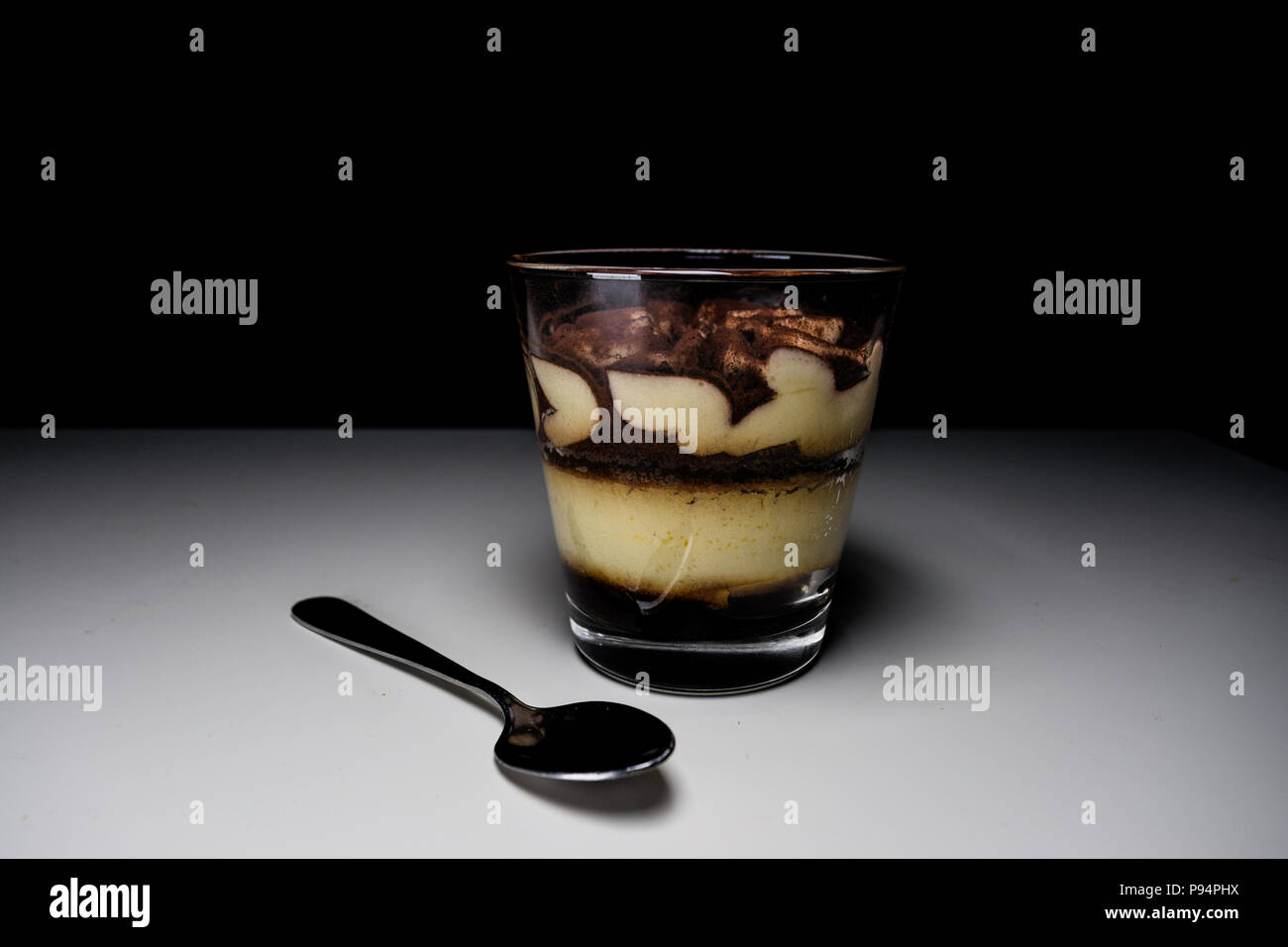 Kuchen im Glas Schale Stockfoto