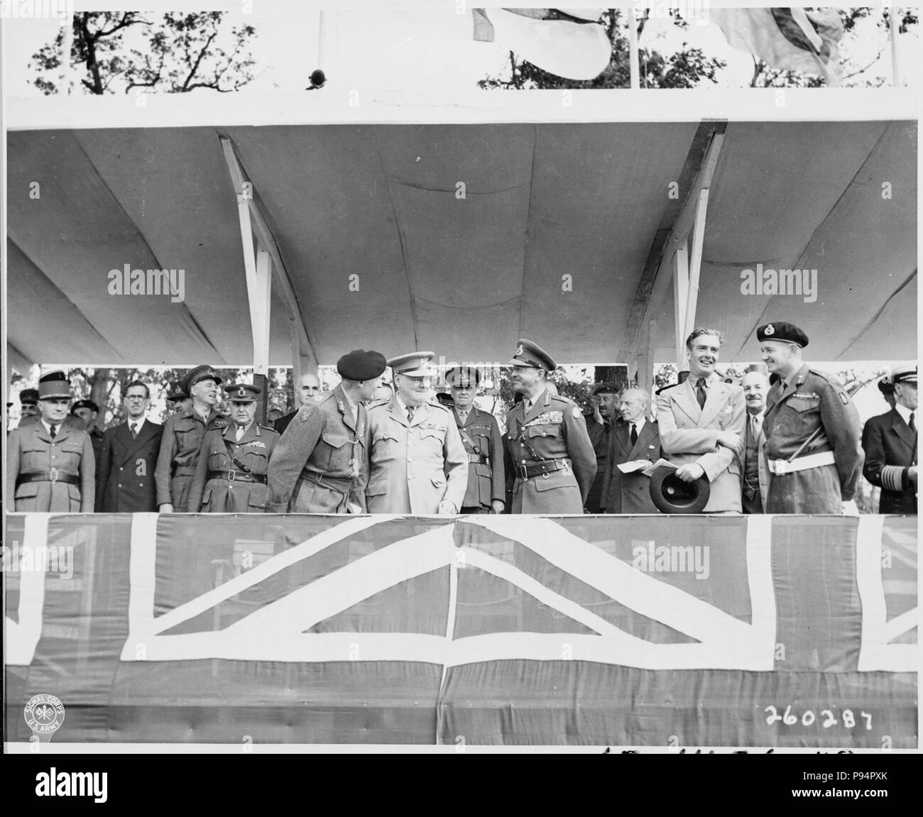 Eine Gruppe von Prominenten in der Überprüfung stand auf der 'Charlottenberger Chausce" während der britischen Sieg Parade in... - Stockfoto