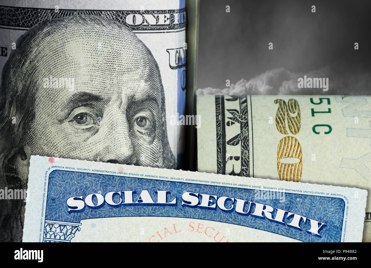 Social Security Card vor Benjamin Franklin auf Dollar Hinweis Stockfoto
