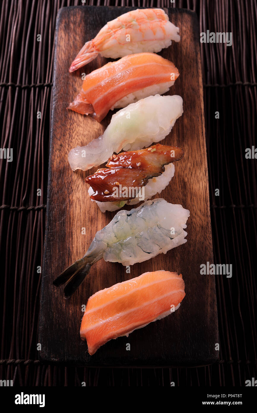 Sushi japanische Küche verschiedene Holz platter Anzeige Stockfoto