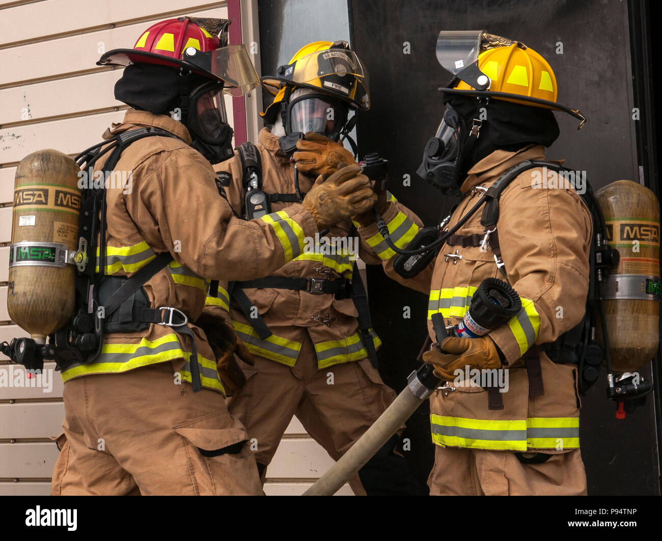 Feuerwehrmänner mit Die 144 Fighter Wing, Fresno, Calif., bereiten einen simulierten Brand während der PATRIOT Norden Übung bei Volk Feld, Wis., 14. Juli 2018 zu löschen. PATRIOT ist ein jährlicher Inland Training durch die Nationalgarde gefördert, die auf die Erhöhung der Fähigkeit der lokalen, staatlichen und föderalen Organisationen zu koordinieren zusammen arbeiten als Reaktion auf Naturkatastrophen oder von Menschen verursachten Not- und konzentriert. (U.S. Air National Guard Foto: Staff Sgt. Wendy Kuhn) Stockfoto