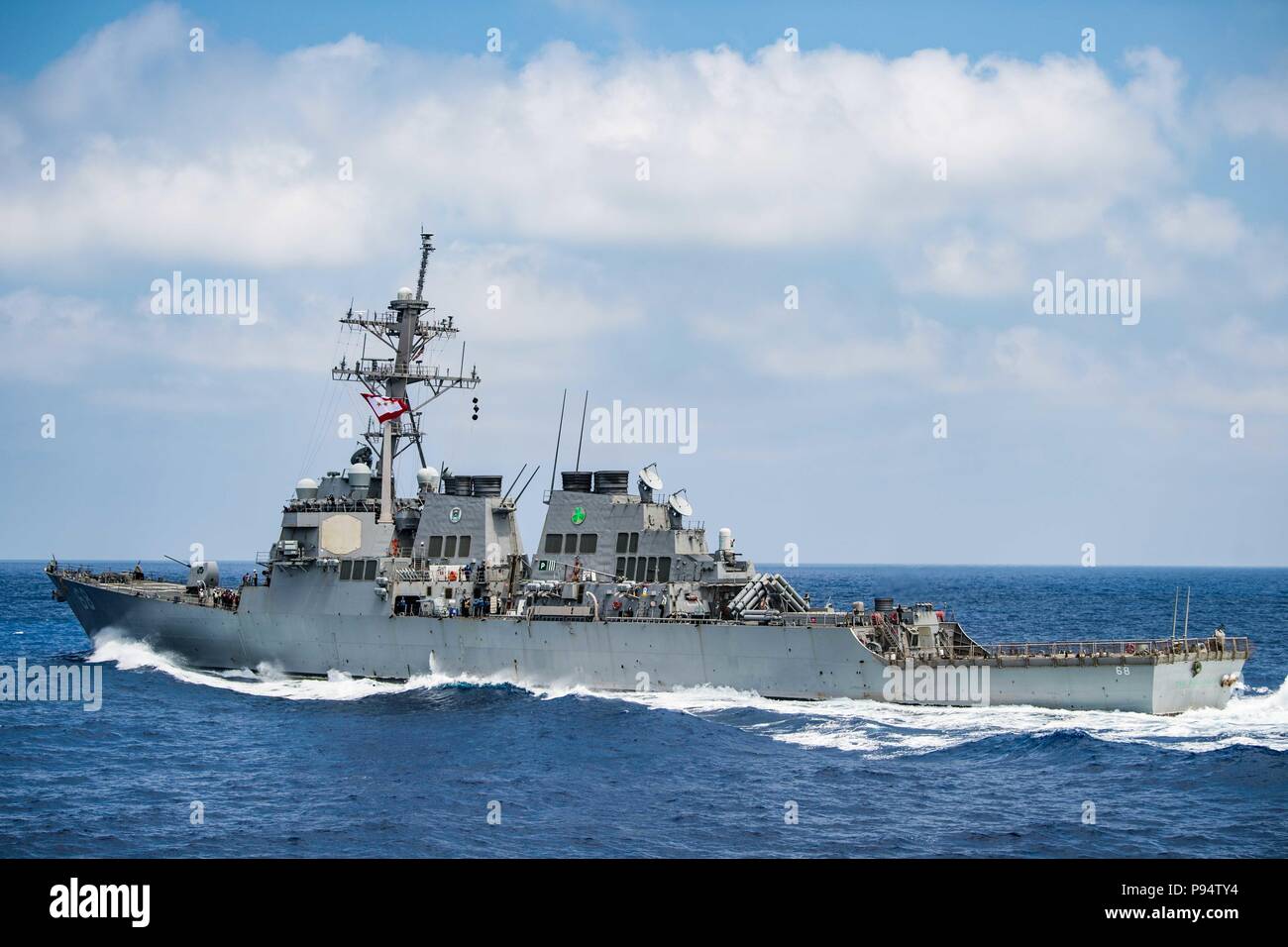 180625-N-PY 230-1256 MITTELMEER (25. Juni 2018) Die geführte Anti-raketen-Zerstörer USS der Sullivans (DDG68) Transite das Mittelmeer. Das Sullivans führt naval Operations in den USA 6 Flotte Bereich der Maßnahmen zur Unterstützung der US-amerikanischen nationalen Sicherheitsinteressen in Europa. (U.S. Marine Foto von Senior Chief Intelligence Spezialist Matt Bodenner/Freigegeben) Stockfoto