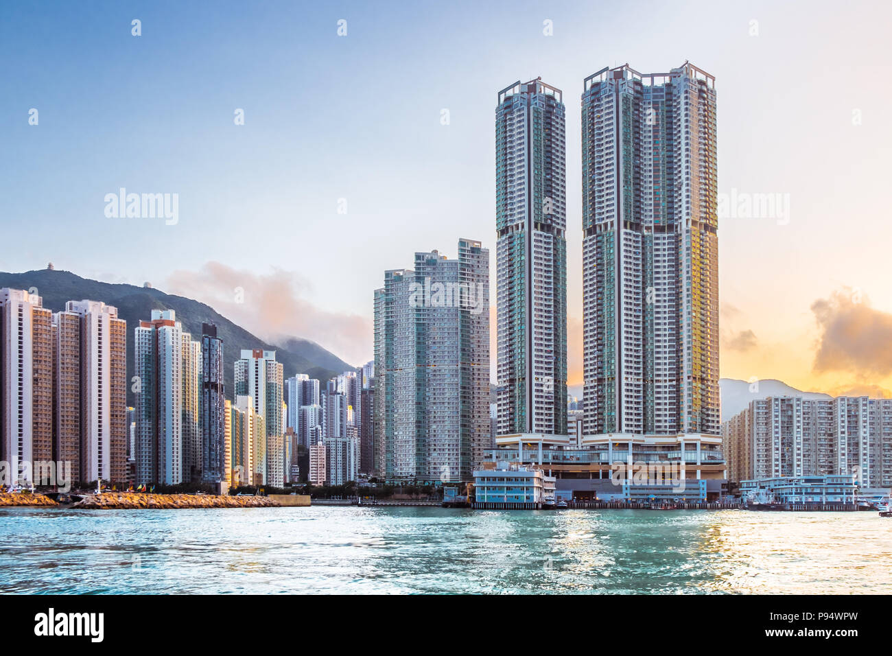 Hongkong Island, östlichen Teil. Wohngebiet mit Geschäfts- und öffentlichen Gebäuden. Sonnenuntergang Himmel im Hintergrund. Blick auf den Victoria Harbour. Stockfoto