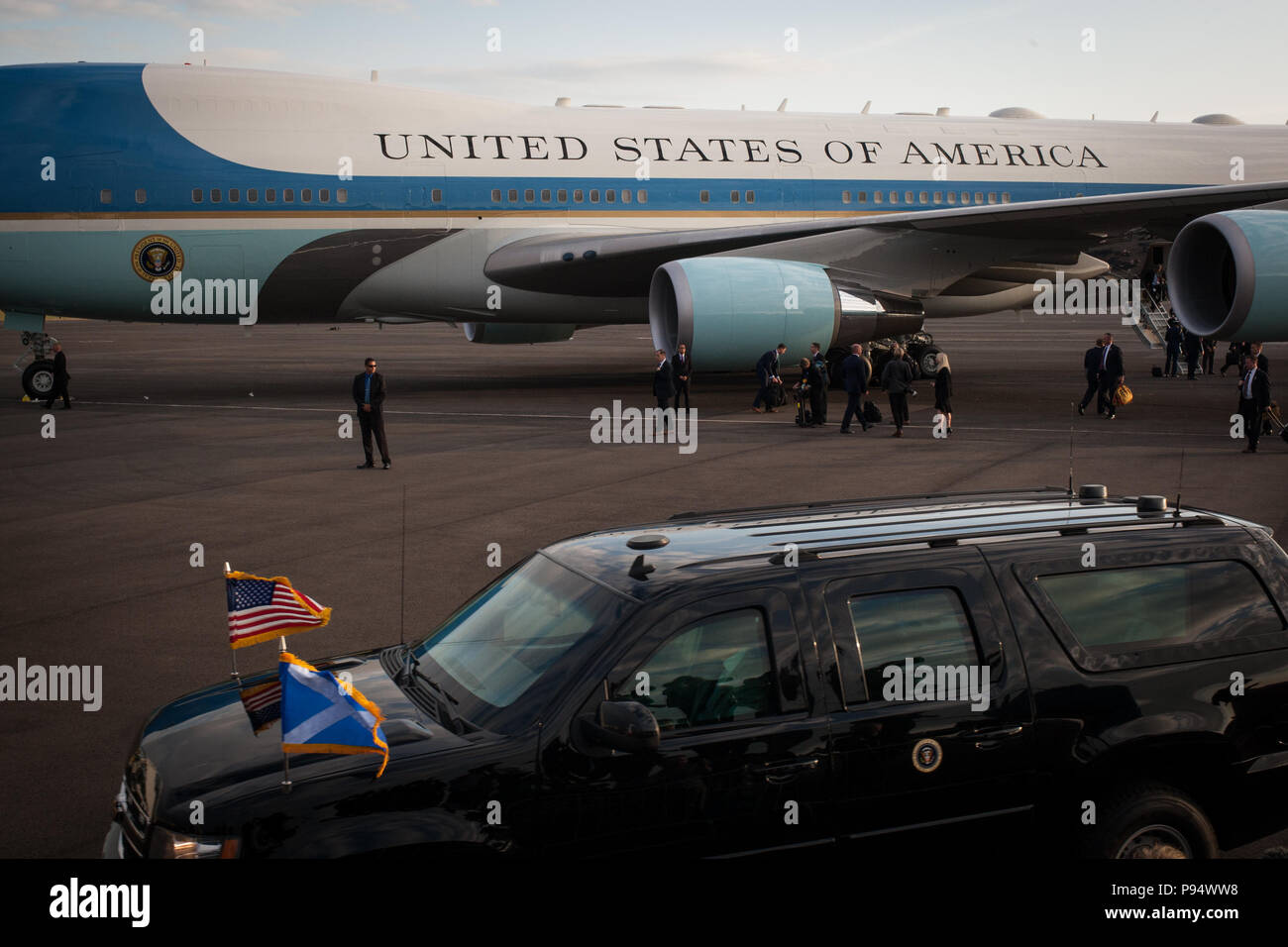 Prestwick, Schottland, am 13. Juli 2018. Präsident Donald Trump, und seine Frau Melania, kommen in der Air Force One in Glasgow Prestwick International Airport zu Beginn einer zweitägigen Reise nach Schottland. Bild: Jeremy Sutton-Hibbert / alamy Nachrichten. Stockfoto