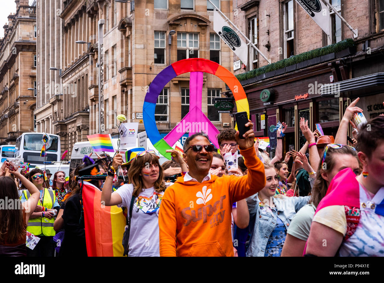 Glasgow, UK. Sa 14 Juli 2018. Die Teilnehmer an der Glasgow jährliche Pride Parade März LGBTI-Feier über George Square im Zentrum der Stadt. Credit: Andy Catlin/Alamy leben Nachrichten Stockfoto