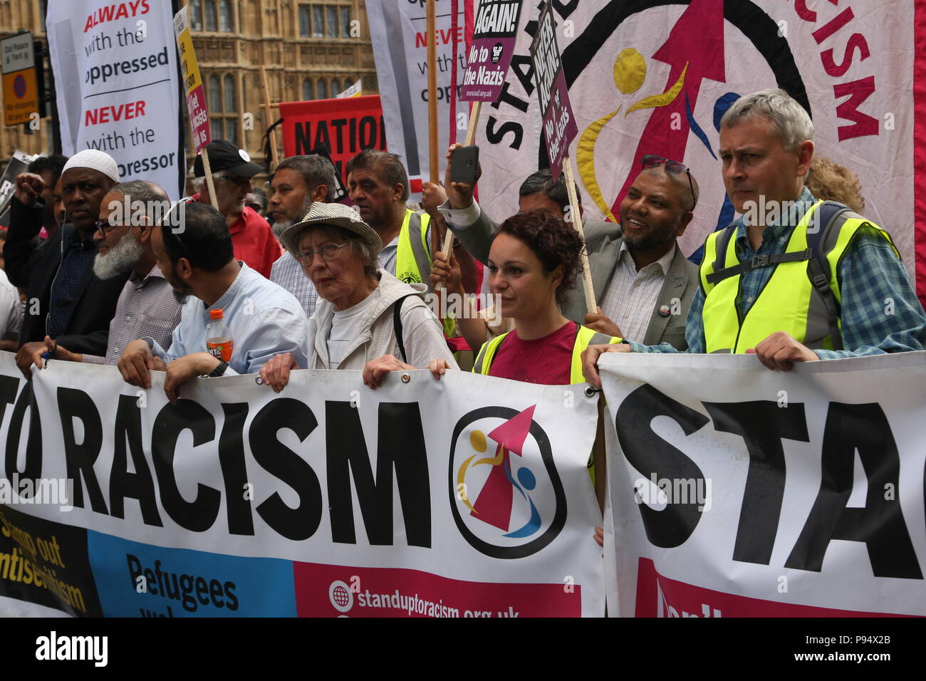 London, Großbritannien. 14. Juli 2018. Ein Protest gegen die ganz rechts unter dem Titel "Einheit Protest gegen Tommy Robinson, Donald Trump und ganz rechts' erfolgt in Westminster, in der Nähe der Downing Street. Roland Ravenhill/Alamy leben Nachrichten Stockfoto