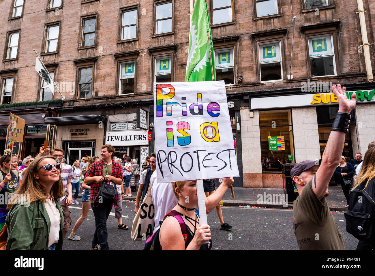 Glasgow, UK. Sa 14 Juli 2018. Die Teilnehmer an der Glasgow jährliche Pride Parade März LGBTI-Feier über George Square im Zentrum der Stadt. Credit: Andy Catlin/Alamy leben Nachrichten Stockfoto