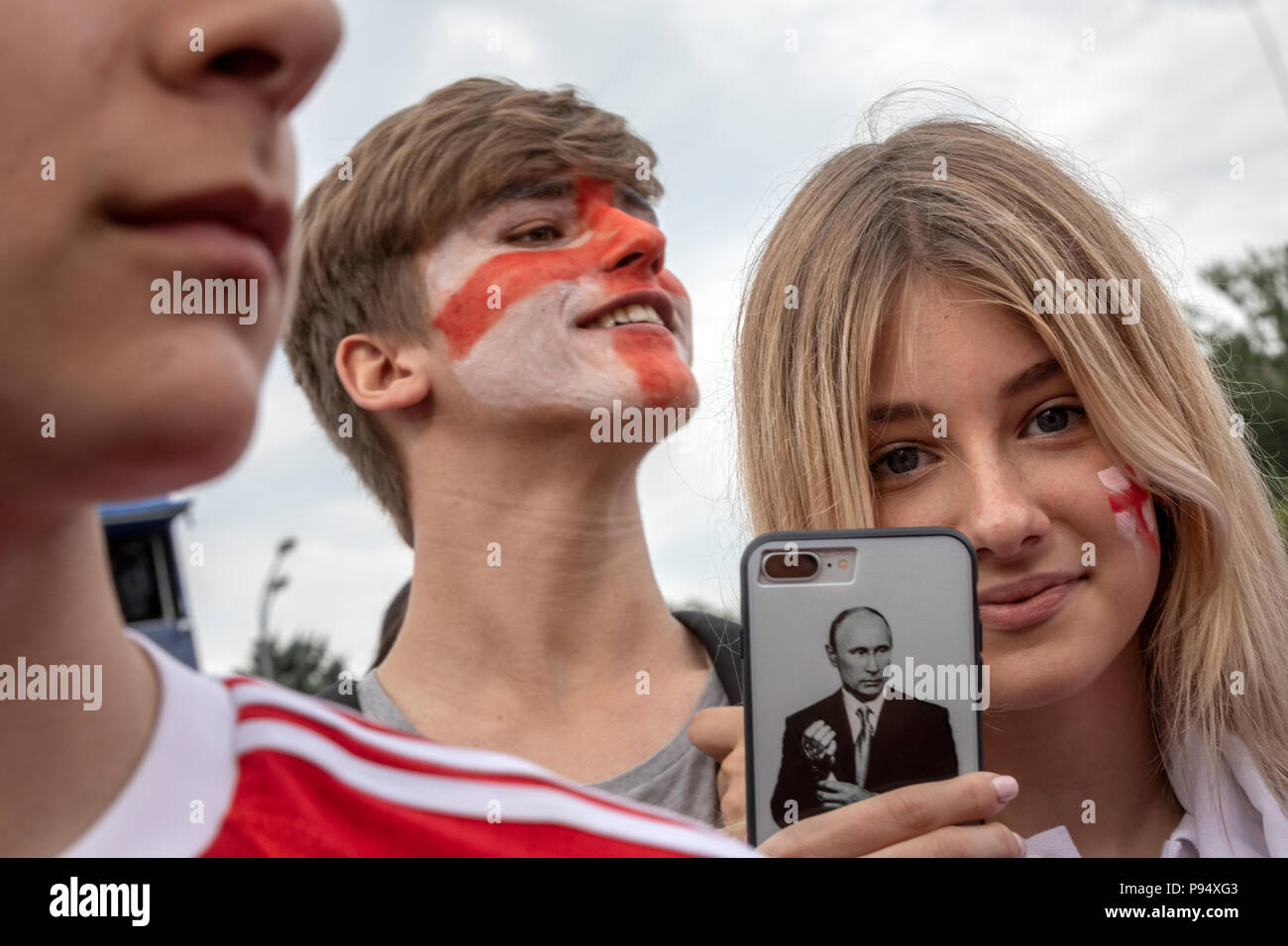 Moskau, Russland. 14., Juli, 2018. Russische Volk Unterstützung der englischen Fußball-Nationalmannschaft auf dem Fan Fest in Moskau während des Spiels Belgien vs England der FIFA WM 2018 Russland Stockfoto