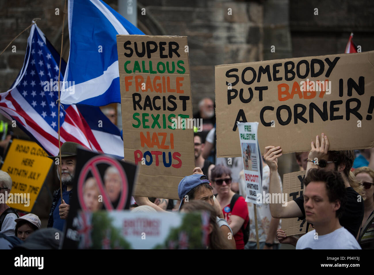 Edinburgh, Schottland, am 14. Juli 2018. "Karneval der anti Widerstand' - Trumpf Rallye, zeitgleich mit dem Besuch von Präsident Donald Trump, und seine Frau Melania, nach Schottland auf einem Golf Wochenende. Die Rally, die von 1.000 Menschen gegen die Politik des Präsidenten Trump und sein Besuch im Vereinigten Königreich, seinen Weg aus dem Schottischen Parlament durch die Straßen der Stadt besucht wurde. Quelle: Jeremy Sutton-hibbert/Alamy leben Nachrichten Stockfoto