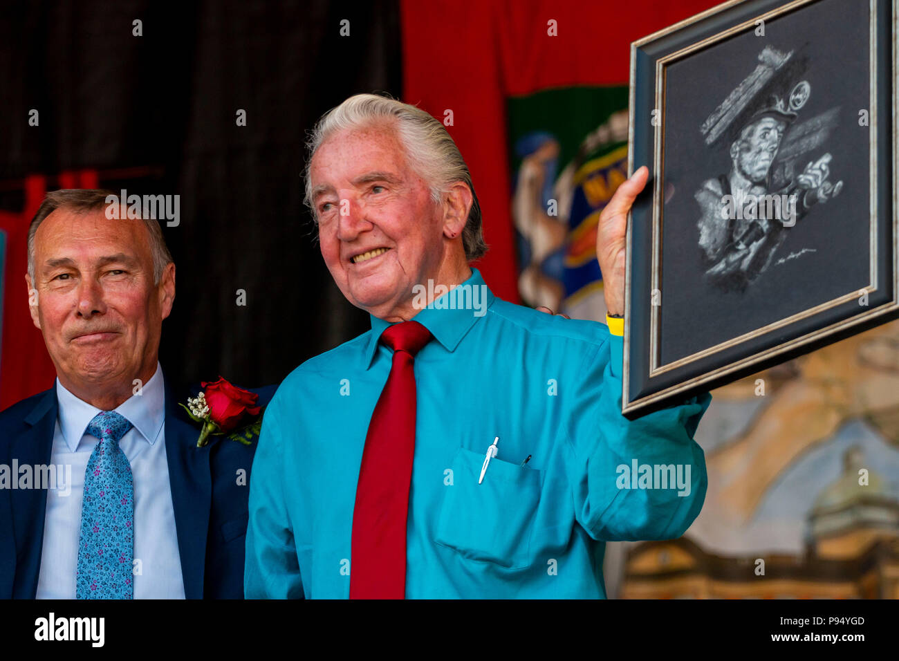 County Durham, UK, 14. Juli 2018. 14. Juli 2018, die 134 Durham Bergleute Gala; Dennis Skinner halten aloft ein Stück kunst Schneeschuhwandern ein Bergmann bei der Arbeit Quelle: News Images/Alamy leben Nachrichten Stockfoto