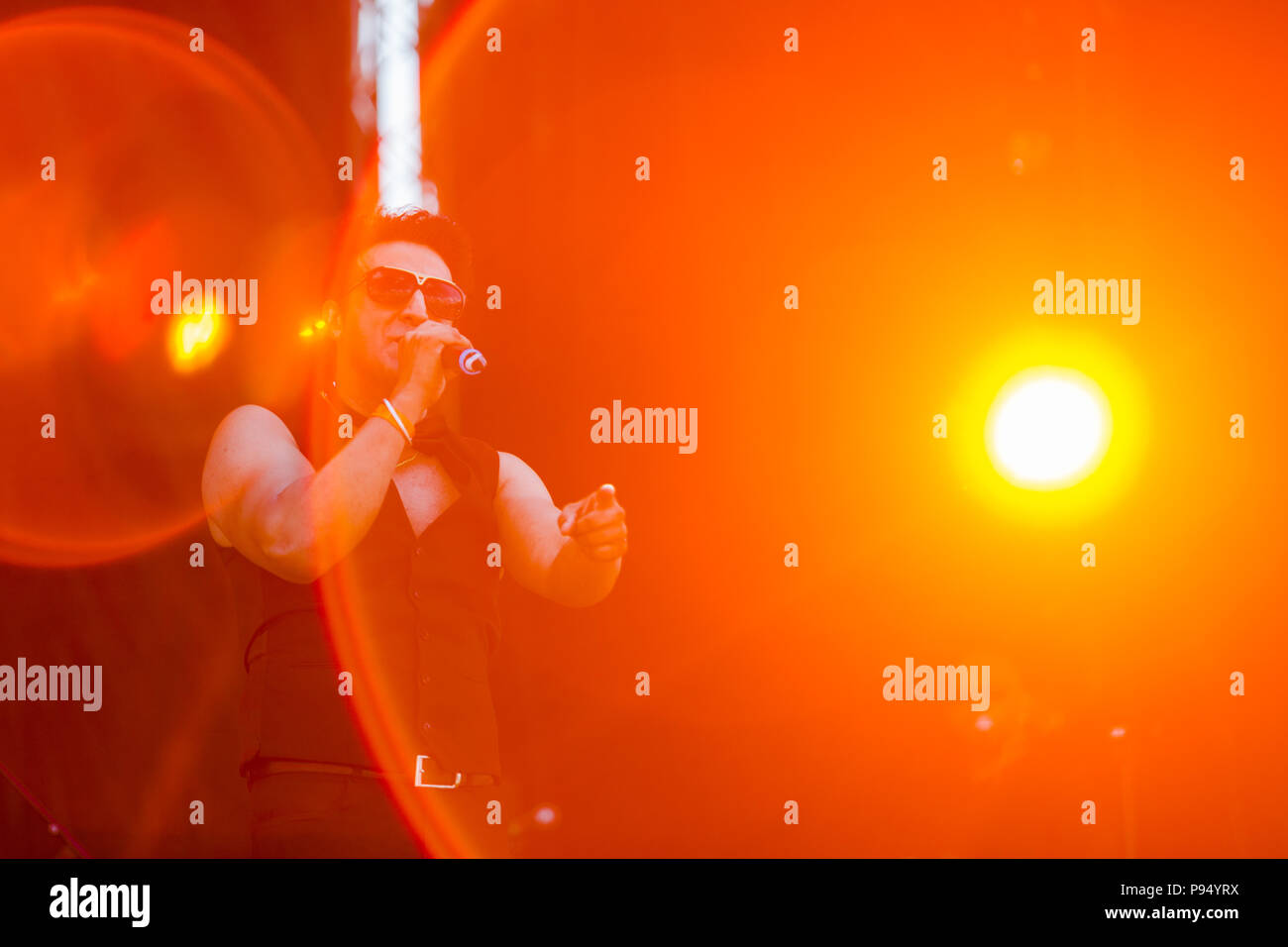 Indische Sänger und Produzent Manny Khaira wird auf der Bühne am Zee Birmingham Mela in Smethwick, UK. Tausende fielen für die jährliche asiatische Musik Festival, dem größten in Großbritannien. Peter Lopeman/Alamy leben Nachrichten Stockfoto