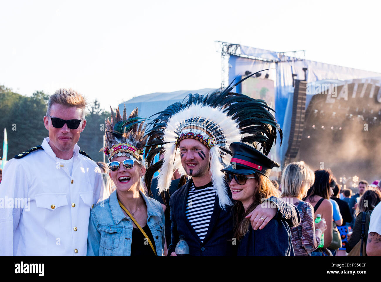 Fans tragen Fancy Dress outfits Hören zu den Impfstoffen live bei Latitude Festival, henham Park, Suffolk, England, 14. Juli 2018 Stockfoto