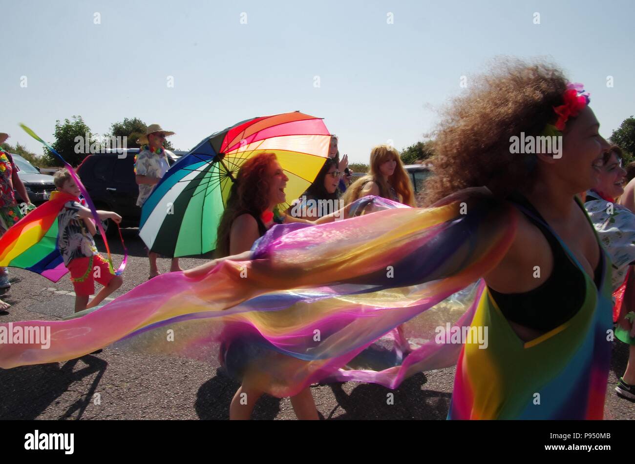 Bournemouth, UK. 14. Juli 2018. Csd-Parade in Bournemouth 14. Juli 2018. Bournemouth hatte seine jährliche LGBT Pride Parade durch die Straßen von Bournemouth an der Südküste. Ein Fest der Vielfalt und der Freiheit der Meinungsäußerung diese Veranstaltung findet an drei Tagen mit der Parade am Samstag Quelle: Haydn Wheeler/Alamy leben Nachrichten Stockfoto