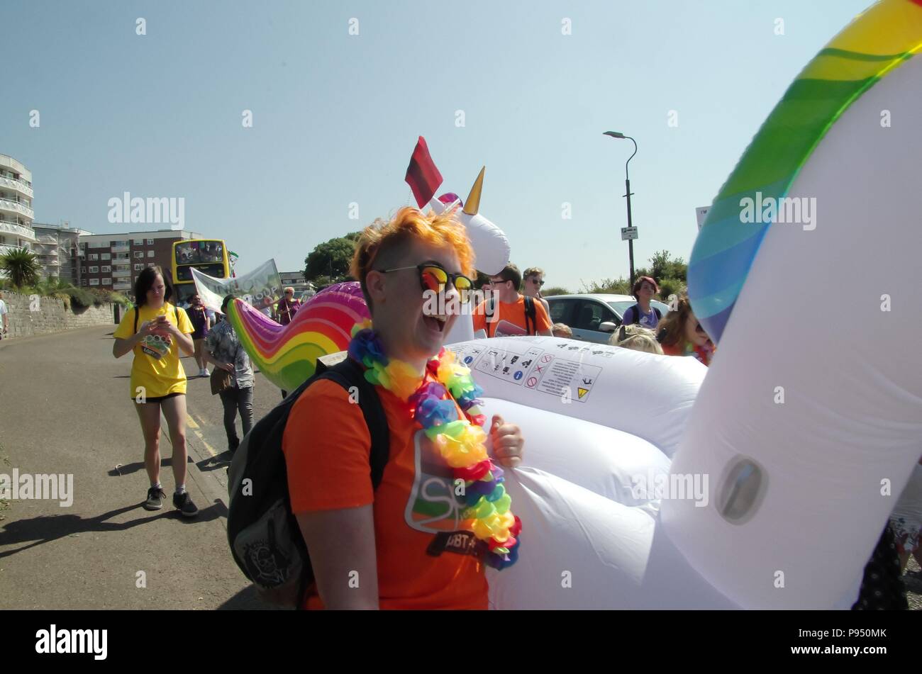 Bournemouth, UK. 14. Juli 2018. Csd-Parade in Bournemouth 14. Juli 2018. Bournemouth hatte seine jährliche LGBT Pride Parade durch die Straßen von Bournemouth an der Südküste. Ein Fest der Vielfalt und der Freiheit der Meinungsäußerung diese Veranstaltung findet an drei Tagen mit der Parade am Samstag Quelle: Haydn Wheeler/Alamy leben Nachrichten Stockfoto