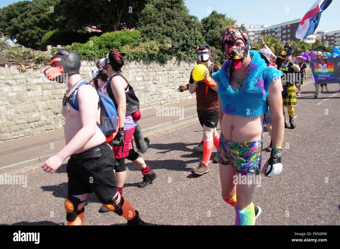 Bournemouth, UK. 14. Juli 2018. Csd-Parade in Bournemouth 14. Juli 2018. Bournemouth hatte seine jährliche LGBT Pride Parade durch die Straßen von Bournemouth an der Südküste. Ein Fest der Vielfalt und der Freiheit der Meinungsäußerung diese Veranstaltung findet an drei Tagen mit der Parade am Samstag Quelle: Haydn Wheeler/Alamy leben Nachrichten Stockfoto