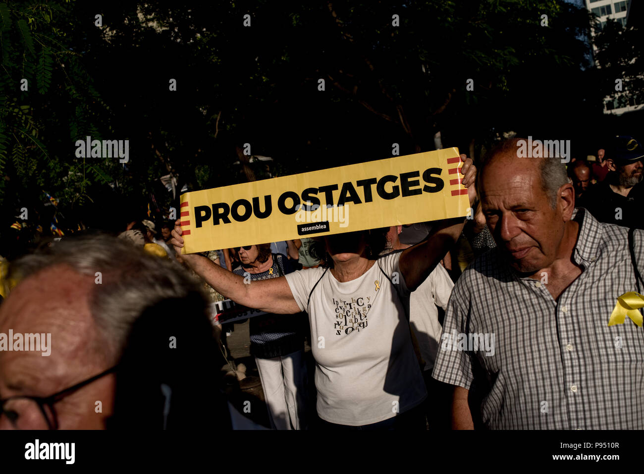 Barcelona, Katalonien, Spanien. 14. Juli 2018. In Barcelona eine Frau zeigt ein Banner auf Katalanisch zu lesen: 'Genug Geiseln. Zehntausende marschierten durch die Straßen von Barcelona forderten die Freiheit des inhaftierten Katalanischen Führer und die Rückkehr der im Exil. Credit: Jordi Boixareu/ZUMA Draht/Alamy leben Nachrichten Stockfoto