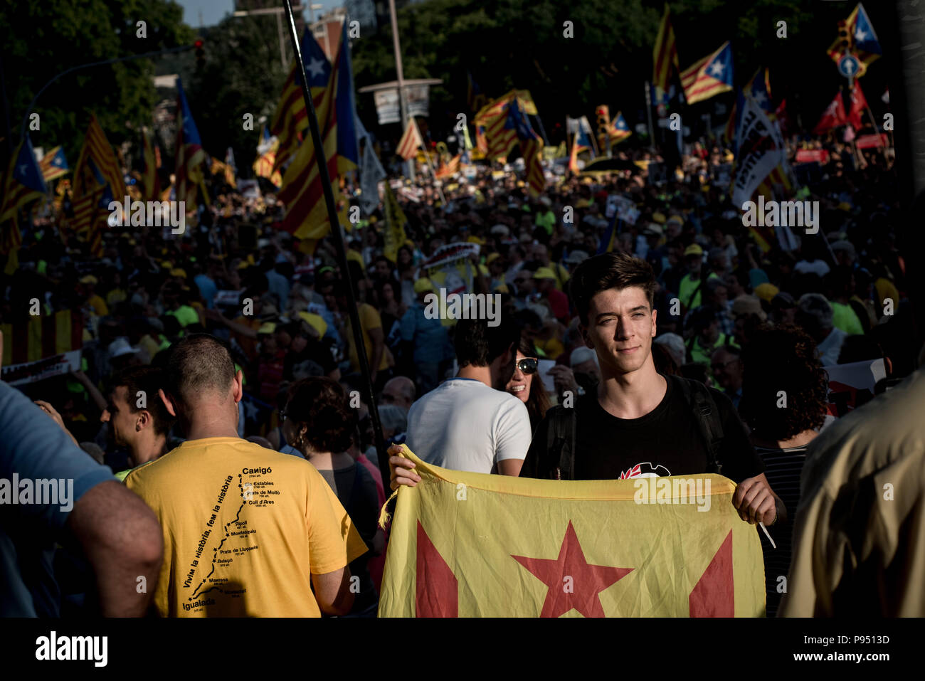 Barcelona, Katalonien, Spanien. 14. Juli 2018. Zehntausende marschierten durch die Straßen von Barcelona forderten die Freiheit des inhaftierten Katalanischen Führer und die Rückkehr der im Exil. Credit: Jordi Boixareu/ZUMA Draht/Alamy leben Nachrichten Stockfoto