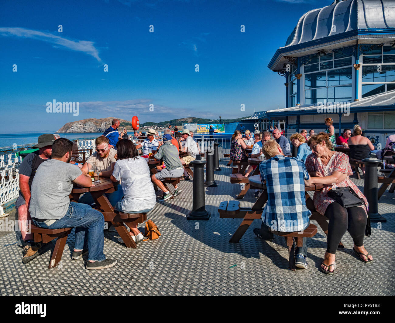 14. Juli 2018: Llandudno, Conwy, North Wales - Menschen entspannen mit einem Drink auf einer Samstag Nacht am Ende der Pier von Llandudno, während der anhaltenden Hitzewelle des Sommers. Credit: travelinglight/Alamy leben Nachrichten Stockfoto