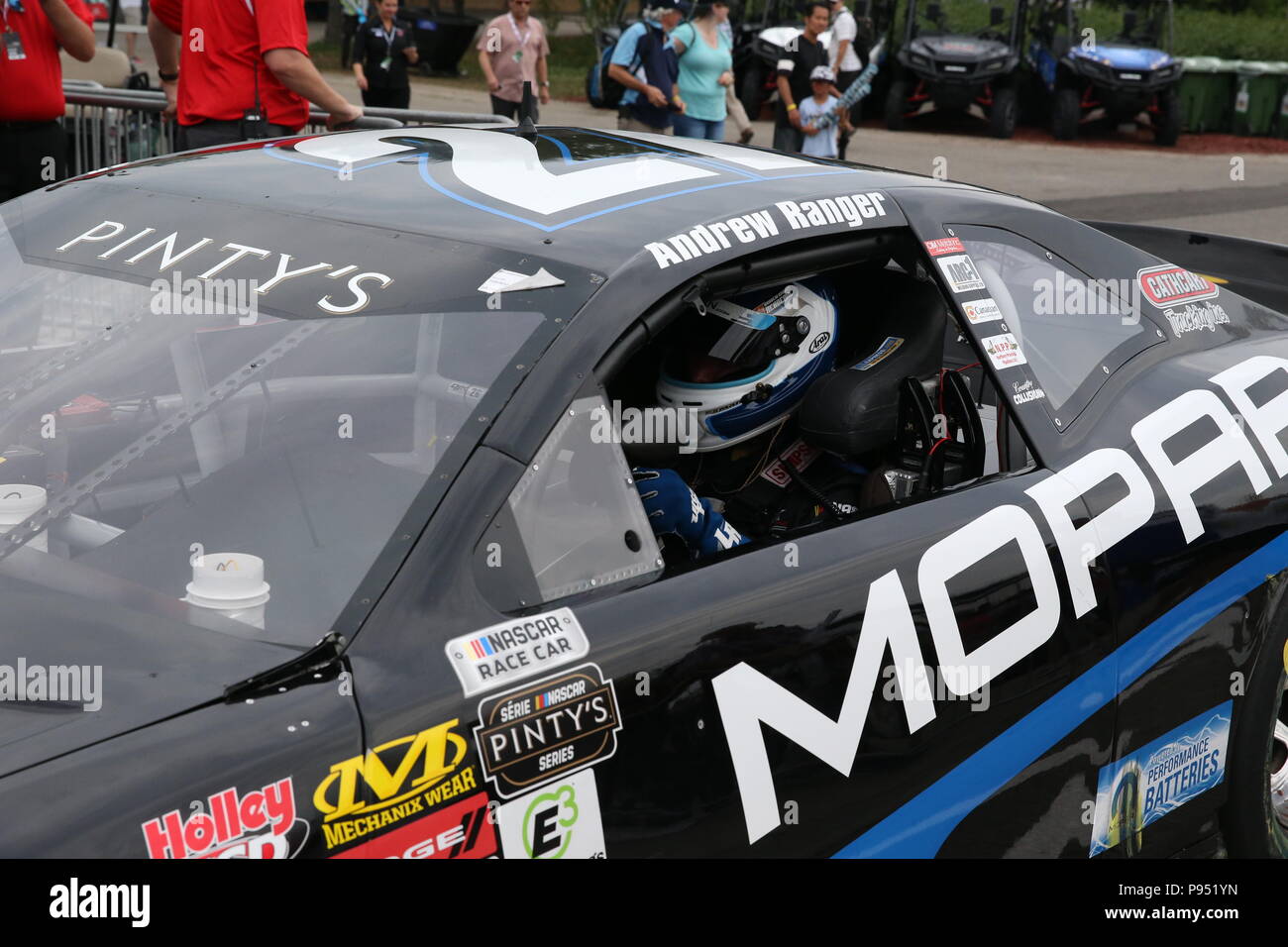 Tag 2 Am honda Indy in Toronto, Ontario, Kanada. Die NASCAR Pinty ist die Bühne in eine Schlacht zwischen Alex Tagliani (27) und Andrew Granger (18) am Ende Granger den Sieg nahm als Tagliani hatten Mühe auf der letzten Runde. Alex Tagliani sagte nach dem Rennen: "Ich war einfach nur hoffen, dass mein Auto machen würde, um die Ziellinie" j.f Dumoulin (4) 3 fertige Rd. Lukas Durda/Alamy leben Nachrichten Stockfoto Tag 2 Am honda Indy in Toronto, Ontario, Kanada. Die NASCAR Pinty ist die Bühne in eine Schlacht zwischen Alex Tagliani (27) und Andrew Granger (18) am Ende Granger den Sieg nahm als Tagliani hatten Mühe auf der letzten Runde. Alex Tagliani sagte nach dem Rennen: "Ich war einfach nur hoffen, dass mein Auto machen würde, um die Ziellinie" j.f Dumoulin (4) 3 fertige Rd. Lukas Durda/Alamy leben Nachrichten Stockfoto