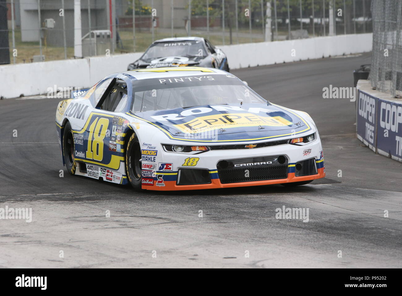 Tag 2 Am honda Indy in Toronto, Ontario, Kanada. Die NASCAR Pinty ist die Bühne in eine Schlacht zwischen Alex Tagliani (27) und Andrew Granger (18) am Ende Granger den Sieg nahm als Tagliani hatten Mühe auf der letzten Runde. Alex Tagliani sagte nach dem Rennen: "Ich war einfach nur hoffen, dass mein Auto machen würde, um die Ziellinie" j.f Dumoulin (4) 3 fertige Rd. Lukas Durda/Alamy leben Nachrichten Stockfoto Tag 2 Am honda Indy in Toronto, Ontario, Kanada. Die NASCAR Pinty ist die Bühne in eine Schlacht zwischen Alex Tagliani (27) und Andrew Granger (18) am Ende Granger den Sieg nahm als Tagliani hatten Mühe auf der letzten Runde. Alex Tagliani sagte nach dem Rennen: "Ich war einfach nur hoffen, dass mein Auto machen würde, um die Ziellinie" j.f Dumoulin (4) 3 fertige Rd. Lukas Durda/Alamy leben Nachrichten Stockfoto