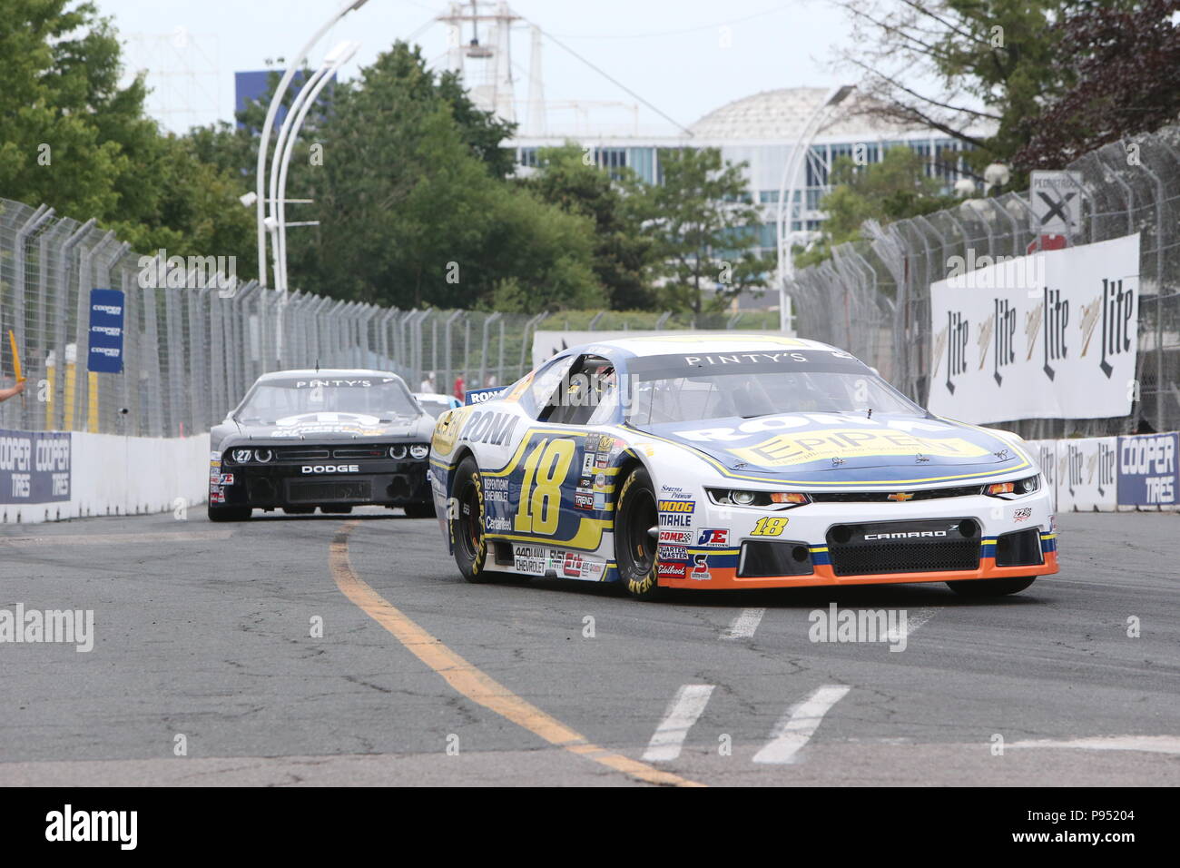 Tag 2 Am honda Indy in Toronto, Ontario, Kanada. Die NASCAR Pinty ist die Bühne in eine Schlacht zwischen Alex Tagliani (27) und Andrew Granger (18) am Ende Granger den Sieg nahm als Tagliani hatten Mühe auf der letzten Runde. Alex Tagliani sagte nach dem Rennen: "Ich war einfach nur hoffen, dass mein Auto machen würde, um die Ziellinie" j.f Dumoulin (4) 3 fertige Rd. Lukas Durda/Alamy leben Nachrichten Stockfoto Tag 2 Am honda Indy in Toronto, Ontario, Kanada. Die NASCAR Pinty ist die Bühne in eine Schlacht zwischen Alex Tagliani (27) und Andrew Granger (18) am Ende Granger den Sieg nahm als Tagliani hatten Mühe auf der letzten Runde. Alex Tagliani sagte nach dem Rennen: "Ich war einfach nur hoffen, dass mein Auto machen würde, um die Ziellinie" j.f Dumoulin (4) 3 fertige Rd. Lukas Durda/Alamy leben Nachrichten Stockfoto