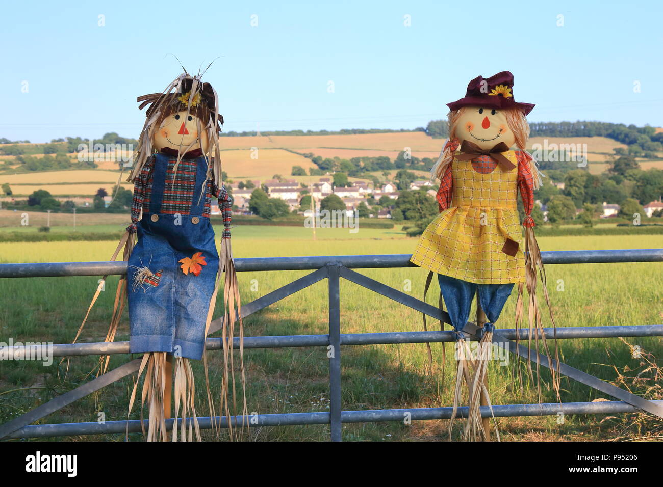 Musbury, UK, 14. Juli 2018. Stroh gefüllten Sofa hochzuschrecken um die Straßen von musbury Dorf in East Devon während einer Vogelscheuche Festival am Wochenende des 14. und 15. Juli statt. Stockfoto