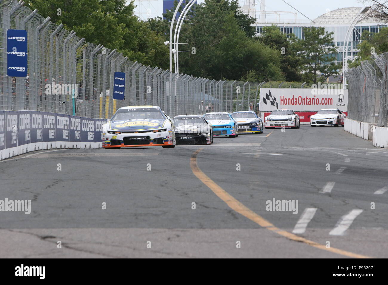 Tag 2 Am honda Indy in Toronto, Ontario, Kanada. Die NASCAR Pinty ist die Bühne in eine Schlacht zwischen Alex Tagliani (27) und Andrew Granger (18) am Ende Granger den Sieg nahm als Tagliani hatten Mühe auf der letzten Runde. Alex Tagliani sagte nach dem Rennen: "Ich war einfach nur hoffen, dass mein Auto machen würde, um die Ziellinie" j.f Dumoulin (4) 3 fertige Rd. Lukas Durda/Alamy leben Nachrichten Stockfoto Tag 2 Am honda Indy in Toronto, Ontario, Kanada. Die NASCAR Pinty ist die Bühne in eine Schlacht zwischen Alex Tagliani (27) und Andrew Granger (18) am Ende Granger den Sieg nahm als Tagliani hatten Mühe auf der letzten Runde. Alex Tagliani sagte nach dem Rennen: "Ich war einfach nur hoffen, dass mein Auto machen würde, um die Ziellinie" j.f Dumoulin (4) 3 fertige Rd. Lukas Durda/Alamy leben Nachrichten Stockfoto