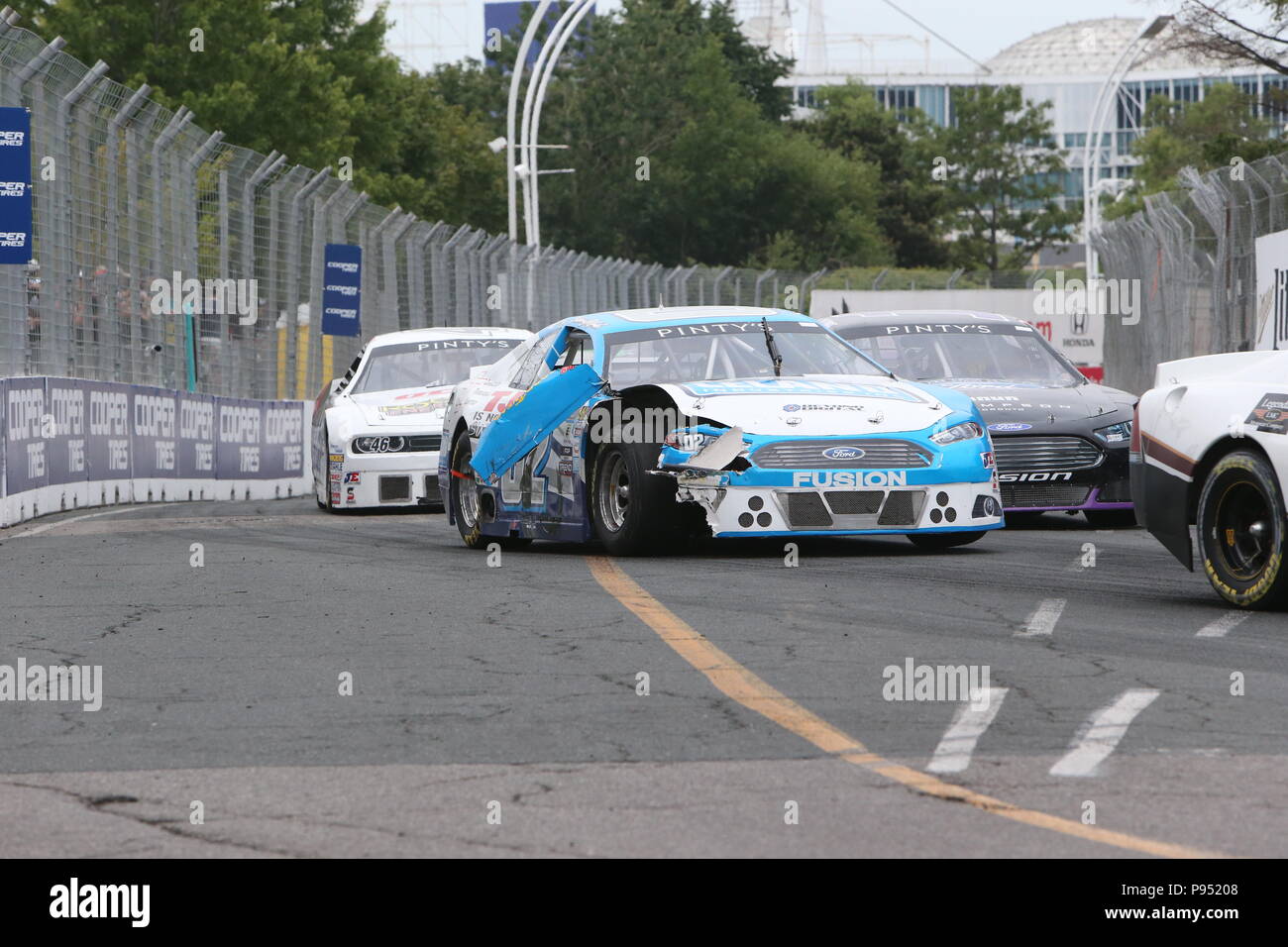 Tag 2 Am honda Indy in Toronto, Ontario, Kanada. Die NASCAR Pinty ist die Bühne in eine Schlacht zwischen Alex Tagliani (27) und Andrew Granger (18) am Ende Granger den Sieg nahm als Tagliani hatten Mühe auf der letzten Runde. Alex Tagliani sagte nach dem Rennen: "Ich war einfach nur hoffen, dass mein Auto machen würde, um die Ziellinie" j.f Dumoulin (4) 3 fertige Rd. Lukas Durda/Alamy leben Nachrichten Stockfoto Tag 2 Am honda Indy in Toronto, Ontario, Kanada. Die NASCAR Pinty ist die Bühne in eine Schlacht zwischen Alex Tagliani (27) und Andrew Granger (18) am Ende Granger den Sieg nahm als Tagliani hatten Mühe auf der letzten Runde. Alex Tagliani sagte nach dem Rennen: "Ich war einfach nur hoffen, dass mein Auto machen würde, um die Ziellinie" j.f Dumoulin (4) 3 fertige Rd. Lukas Durda/Alamy leben Nachrichten Stockfoto
