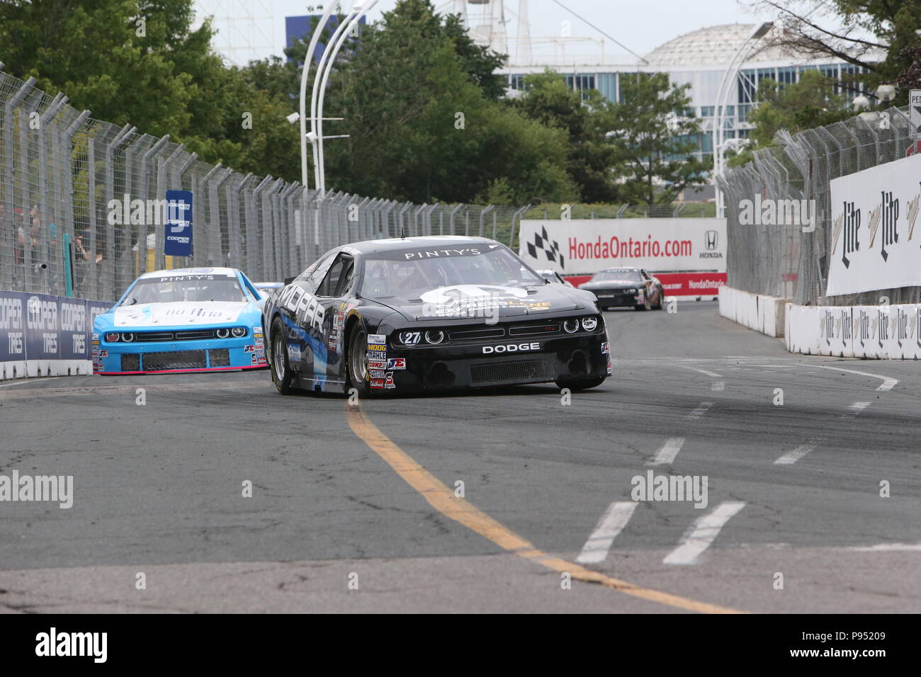 Tag 2 Am honda Indy in Toronto, Ontario, Kanada. Die NASCAR Pinty ist die Bühne in eine Schlacht zwischen Alex Tagliani (27) und Andrew Granger (18) am Ende Granger den Sieg nahm als Tagliani hatten Mühe auf der letzten Runde. Alex Tagliani sagte nach dem Rennen: "Ich war einfach nur hoffen, dass mein Auto machen würde, um die Ziellinie" j.f Dumoulin (4) 3 fertige Rd. Lukas Durda/Alamy leben Nachrichten Stockfoto Tag 2 Am honda Indy in Toronto, Ontario, Kanada. Die NASCAR Pinty ist die Bühne in eine Schlacht zwischen Alex Tagliani (27) und Andrew Granger (18) am Ende Granger den Sieg nahm als Tagliani hatten Mühe auf der letzten Runde. Alex Tagliani sagte nach dem Rennen: "Ich war einfach nur hoffen, dass mein Auto machen würde, um die Ziellinie" j.f Dumoulin (4) 3 fertige Rd. Lukas Durda/Alamy leben Nachrichten Stockfoto