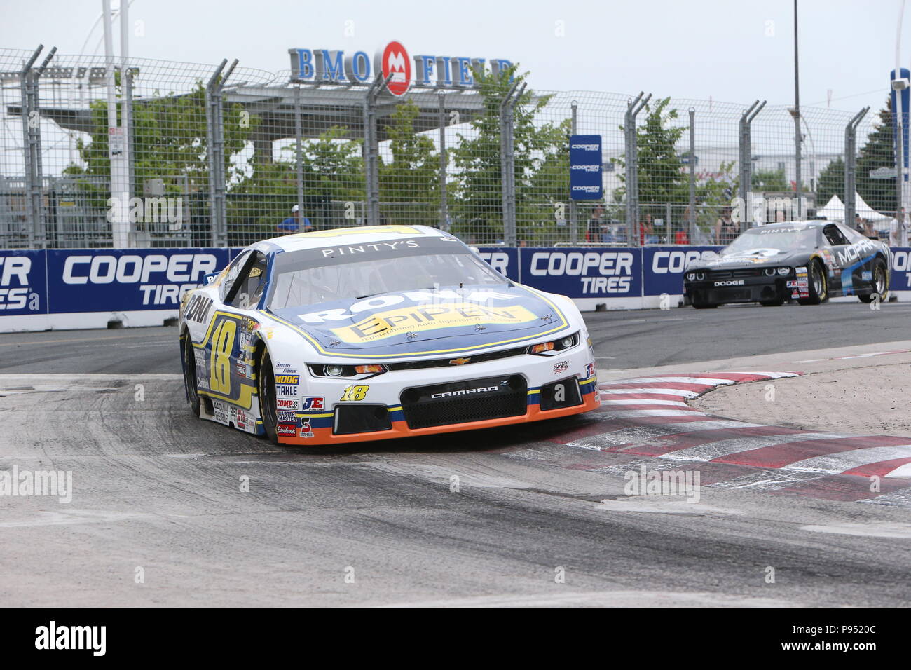 Tag 2 Am honda Indy in Toronto, Ontario, Kanada. Die NASCAR Pinty ist die Bühne in eine Schlacht zwischen Alex Tagliani (27) und Andrew Granger (18) am Ende Granger den Sieg nahm als Tagliani hatten Mühe auf der letzten Runde. Alex Tagliani sagte nach dem Rennen: "Ich war einfach nur hoffen, dass mein Auto machen würde, um die Ziellinie" j.f Dumoulin (4) 3 fertige Rd. Lukas Durda/Alamy leben Nachrichten Stockfoto Tag 2 Am honda Indy in Toronto, Ontario, Kanada. Die NASCAR Pinty ist die Bühne in eine Schlacht zwischen Alex Tagliani (27) und Andrew Granger (18) am Ende Granger den Sieg nahm als Tagliani hatten Mühe auf der letzten Runde. Alex Tagliani sagte nach dem Rennen: "Ich war einfach nur hoffen, dass mein Auto machen würde, um die Ziellinie" j.f Dumoulin (4) 3 fertige Rd. Lukas Durda/Alamy leben Nachrichten Stockfoto