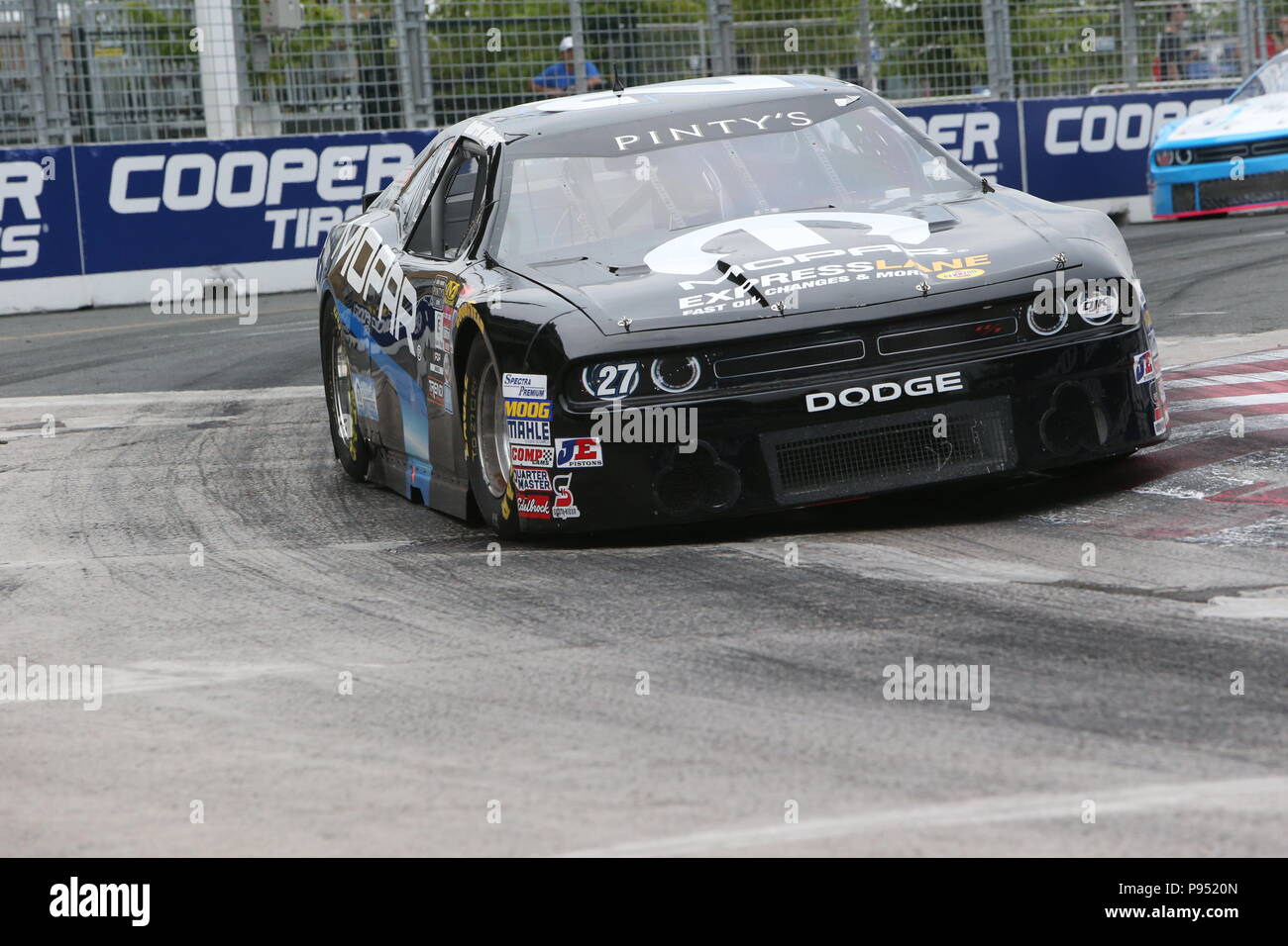 Tag 2 Am honda Indy in Toronto, Ontario, Kanada. Die NASCAR Pinty ist die Bühne in eine Schlacht zwischen Alex Tagliani (27) und Andrew Granger (18) am Ende Granger den Sieg nahm als Tagliani hatten Mühe auf der letzten Runde. Alex Tagliani sagte nach dem Rennen: "Ich war einfach nur hoffen, dass mein Auto machen würde, um die Ziellinie" j.f Dumoulin (4) 3 fertige Rd. Lukas Durda/Alamy leben Nachrichten Stockfoto Tag 2 Am honda Indy in Toronto, Ontario, Kanada. Die NASCAR Pinty ist die Bühne in eine Schlacht zwischen Alex Tagliani (27) und Andrew Granger (18) am Ende Granger den Sieg nahm als Tagliani hatten Mühe auf der letzten Runde. Alex Tagliani sagte nach dem Rennen: "Ich war einfach nur hoffen, dass mein Auto machen würde, um die Ziellinie" j.f Dumoulin (4) 3 fertige Rd. Lukas Durda/Alamy leben Nachrichten Stockfoto