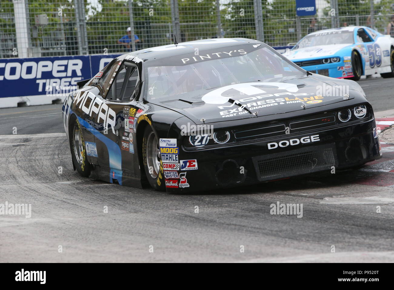 Tag 2 Am honda Indy in Toronto, Ontario, Kanada. Die NASCAR Pinty ist die Bühne in eine Schlacht zwischen Alex Tagliani (27) und Andrew Granger (18) am Ende Granger den Sieg nahm als Tagliani hatten Mühe auf der letzten Runde. Alex Tagliani sagte nach dem Rennen: "Ich war einfach nur hoffen, dass mein Auto machen würde, um die Ziellinie" j.f Dumoulin (4) 3 fertige Rd. Lukas Durda/Alamy leben Nachrichten Stockfoto Tag 2 Am honda Indy in Toronto, Ontario, Kanada. Die NASCAR Pinty ist die Bühne in eine Schlacht zwischen Alex Tagliani (27) und Andrew Granger (18) am Ende Granger den Sieg nahm als Tagliani hatten Mühe auf der letzten Runde. Alex Tagliani sagte nach dem Rennen: "Ich war einfach nur hoffen, dass mein Auto machen würde, um die Ziellinie" j.f Dumoulin (4) 3 fertige Rd. Lukas Durda/Alamy leben Nachrichten Stockfoto