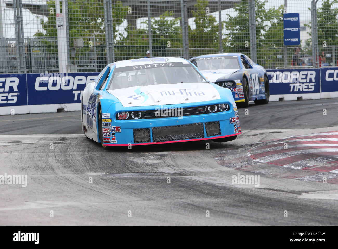 Tag 2 Am honda Indy in Toronto, Ontario, Kanada. Die NASCAR Pinty ist die Bühne in eine Schlacht zwischen Alex Tagliani (27) und Andrew Granger (18) am Ende Granger den Sieg nahm als Tagliani hatten Mühe auf der letzten Runde. Alex Tagliani sagte nach dem Rennen: "Ich war einfach nur hoffen, dass mein Auto machen würde, um die Ziellinie" j.f Dumoulin (4) 3 fertige Rd. Lukas Durda/Alamy leben Nachrichten Stockfoto Tag 2 Am honda Indy in Toronto, Ontario, Kanada. Die NASCAR Pinty ist die Bühne in eine Schlacht zwischen Alex Tagliani (27) und Andrew Granger (18) am Ende Granger den Sieg nahm als Tagliani hatten Mühe auf der letzten Runde. Alex Tagliani sagte nach dem Rennen: "Ich war einfach nur hoffen, dass mein Auto machen würde, um die Ziellinie" j.f Dumoulin (4) 3 fertige Rd. Lukas Durda/Alamy leben Nachrichten Stockfoto