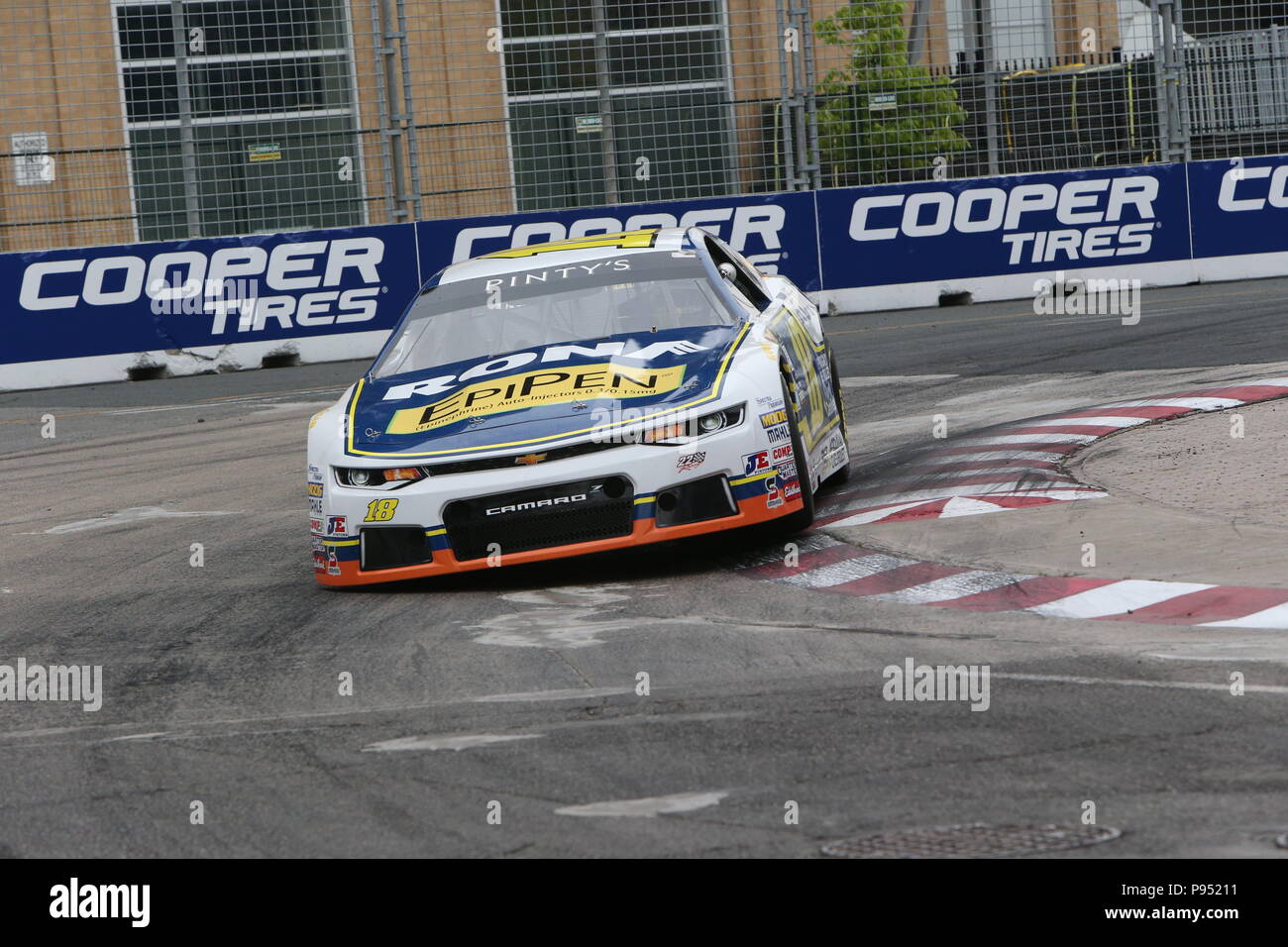 Tag 2 Am honda Indy in Toronto, Ontario, Kanada. Die NASCAR Pinty ist die Bühne in eine Schlacht zwischen Alex Tagliani (27) und Andrew Granger (18) am Ende Granger den Sieg nahm als Tagliani hatten Mühe auf der letzten Runde. Alex Tagliani sagte nach dem Rennen: "Ich war einfach nur hoffen, dass mein Auto machen würde, um die Ziellinie" j.f Dumoulin (4) 3 fertige Rd. Lukas Durda/Alamy leben Nachrichten Stockfoto Tag 2 Am honda Indy in Toronto, Ontario, Kanada. Die NASCAR Pinty ist die Bühne in eine Schlacht zwischen Alex Tagliani (27) und Andrew Granger (18) am Ende Granger den Sieg nahm als Tagliani hatten Mühe auf der letzten Runde. Alex Tagliani sagte nach dem Rennen: "Ich war einfach nur hoffen, dass mein Auto machen würde, um die Ziellinie" j.f Dumoulin (4) 3 fertige Rd. Lukas Durda/Alamy leben Nachrichten Stockfoto