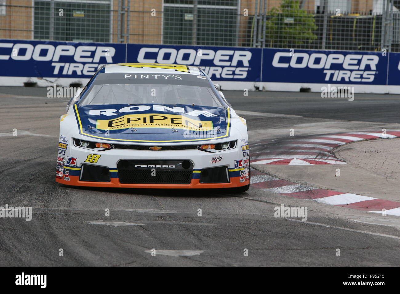 Tag 2 Am honda Indy in Toronto, Ontario, Kanada. Die NASCAR Pinty ist die Bühne in eine Schlacht zwischen Alex Tagliani (27) und Andrew Granger (18) am Ende Granger den Sieg nahm als Tagliani hatten Mühe auf der letzten Runde. Alex Tagliani sagte nach dem Rennen: "Ich war einfach nur hoffen, dass mein Auto machen würde, um die Ziellinie" j.f Dumoulin (4) 3 fertige Rd. Lukas Durda/Alamy leben Nachrichten Stockfoto Tag 2 Am honda Indy in Toronto, Ontario, Kanada. Die NASCAR Pinty ist die Bühne in eine Schlacht zwischen Alex Tagliani (27) und Andrew Granger (18) am Ende Granger den Sieg nahm als Tagliani hatten Mühe auf der letzten Runde. Alex Tagliani sagte nach dem Rennen: "Ich war einfach nur hoffen, dass mein Auto machen würde, um die Ziellinie" j.f Dumoulin (4) 3 fertige Rd. Lukas Durda/Alamy leben Nachrichten Stockfoto
