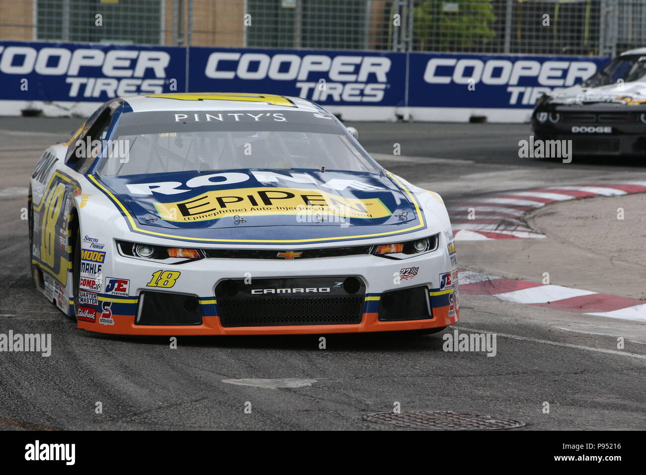 Tag 2 Am honda Indy in Toronto, Ontario, Kanada. Die NASCAR Pinty ist die Bühne in eine Schlacht zwischen Alex Tagliani (27) und Andrew Granger (18) am Ende Granger den Sieg nahm als Tagliani hatten Mühe auf der letzten Runde. Alex Tagliani sagte nach dem Rennen: "Ich war einfach nur hoffen, dass mein Auto machen würde, um die Ziellinie" j.f Dumoulin (4) 3 fertige Rd. Lukas Durda/Alamy leben Nachrichten Stockfoto Tag 2 Am honda Indy in Toronto, Ontario, Kanada. Die NASCAR Pinty ist die Bühne in eine Schlacht zwischen Alex Tagliani (27) und Andrew Granger (18) am Ende Granger den Sieg nahm als Tagliani hatten Mühe auf der letzten Runde. Alex Tagliani sagte nach dem Rennen: "Ich war einfach nur hoffen, dass mein Auto machen würde, um die Ziellinie" j.f Dumoulin (4) 3 fertige Rd. Lukas Durda/Alamy leben Nachrichten Stockfoto